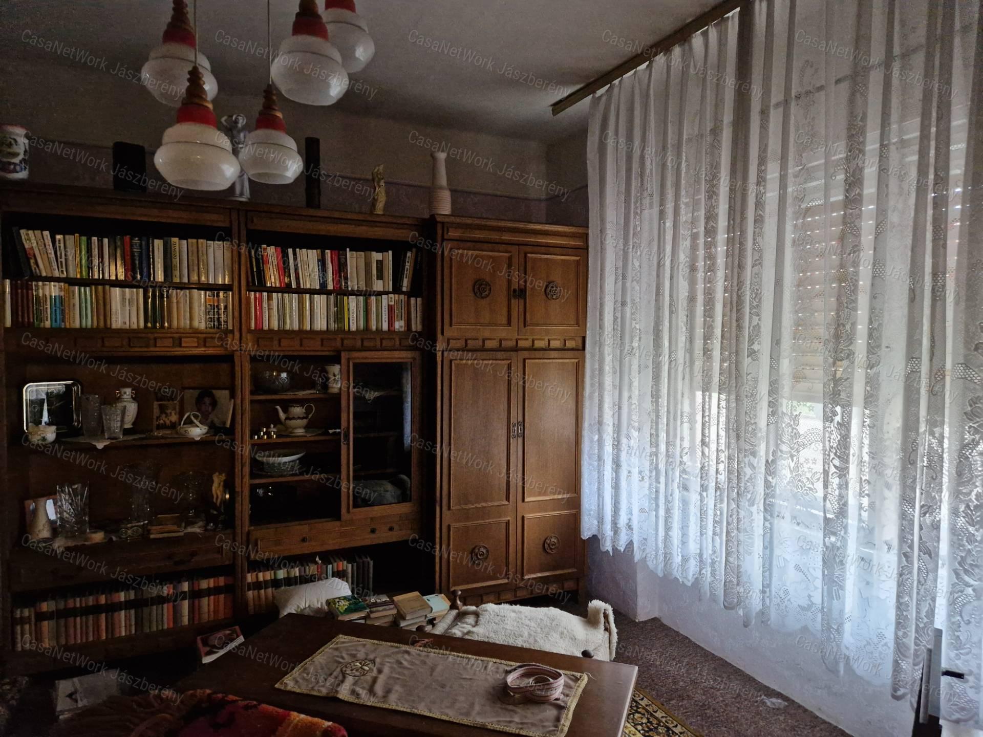 Jászapáti központjában 115 nm-es, 5 szobás családi ház eladó!
