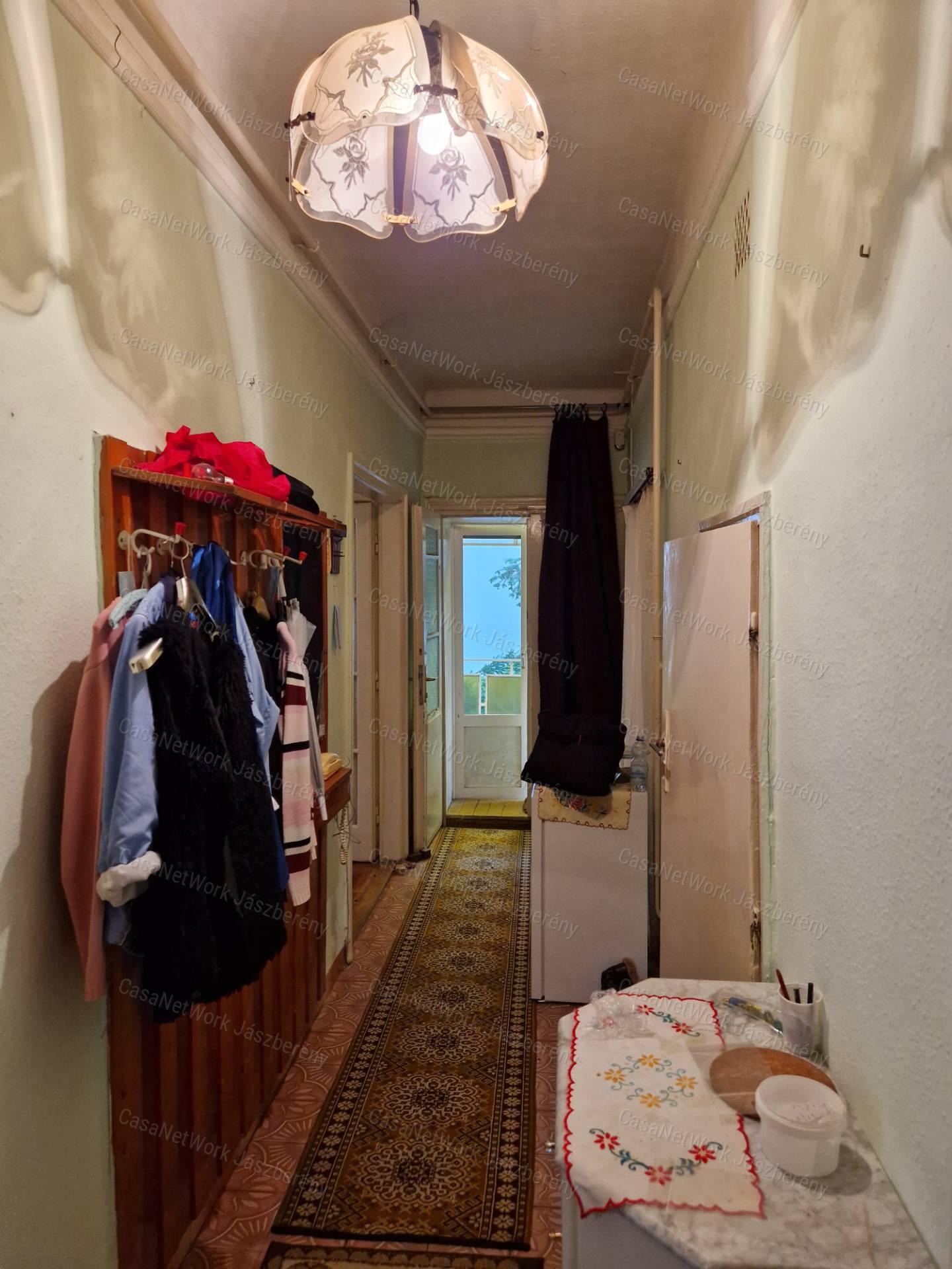Jászapáti központjában 115 nm-es, 5 szobás családi ház eladó!