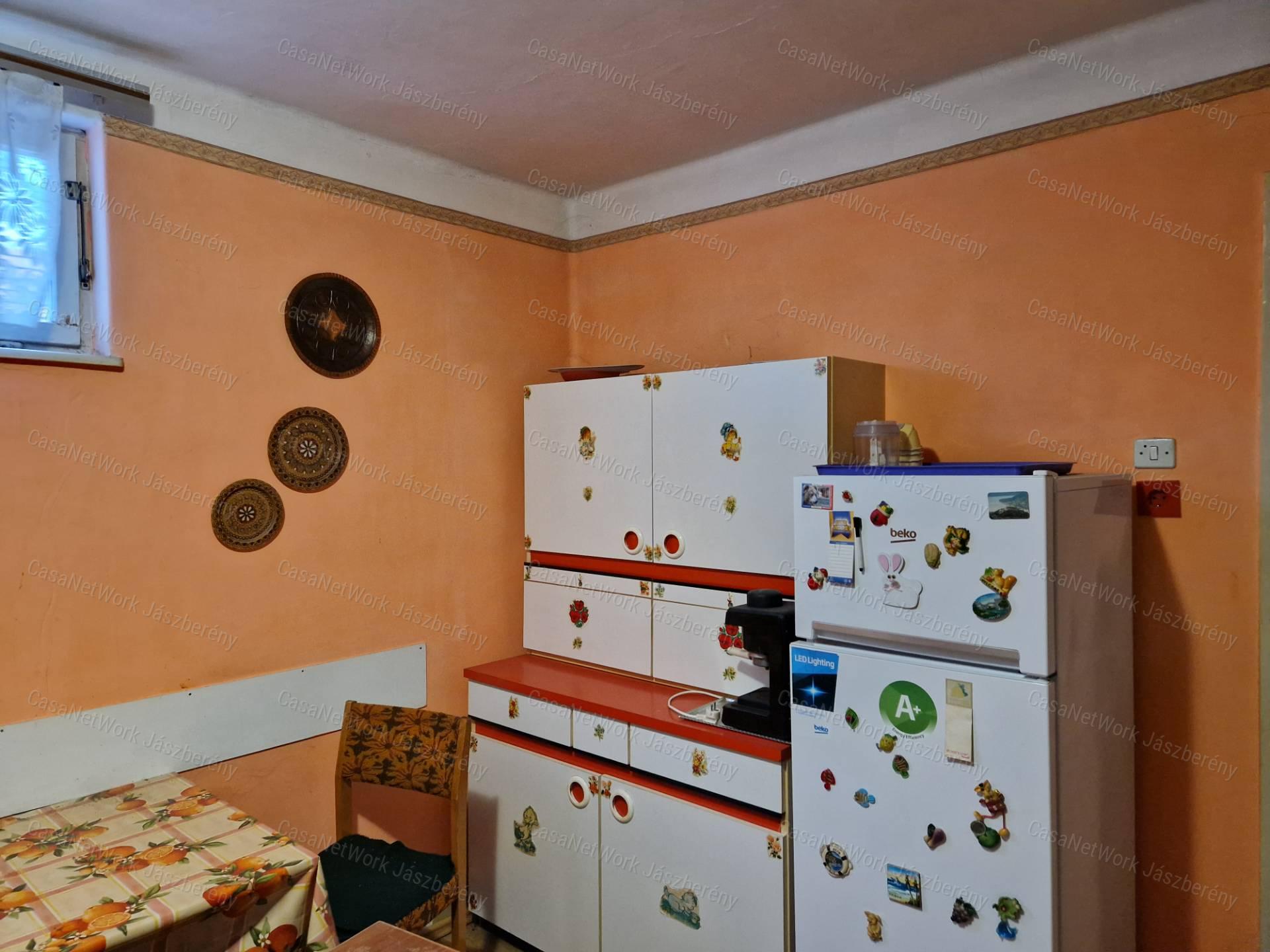 Jászapátin, azonnal költözhető, 4 szobás családi ház, két garázzsal!