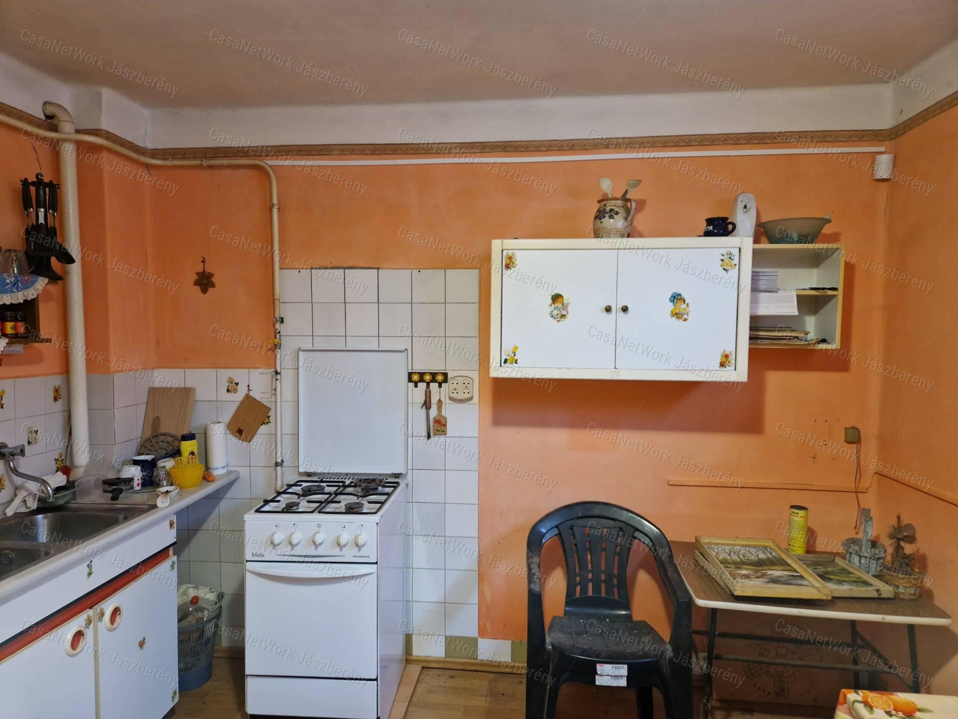 Jászapátin, azonnal költözhető, 4 szobás családi ház, két garázzsal!