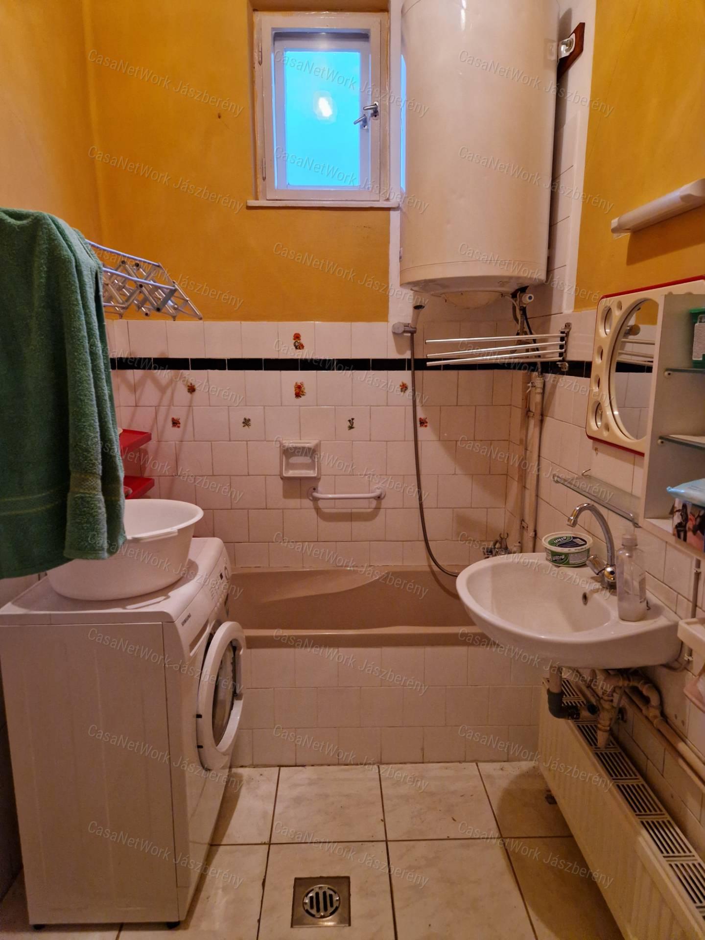 Jászapátin, azonnal költözhető, 4 szobás családi ház, két garázzsal!