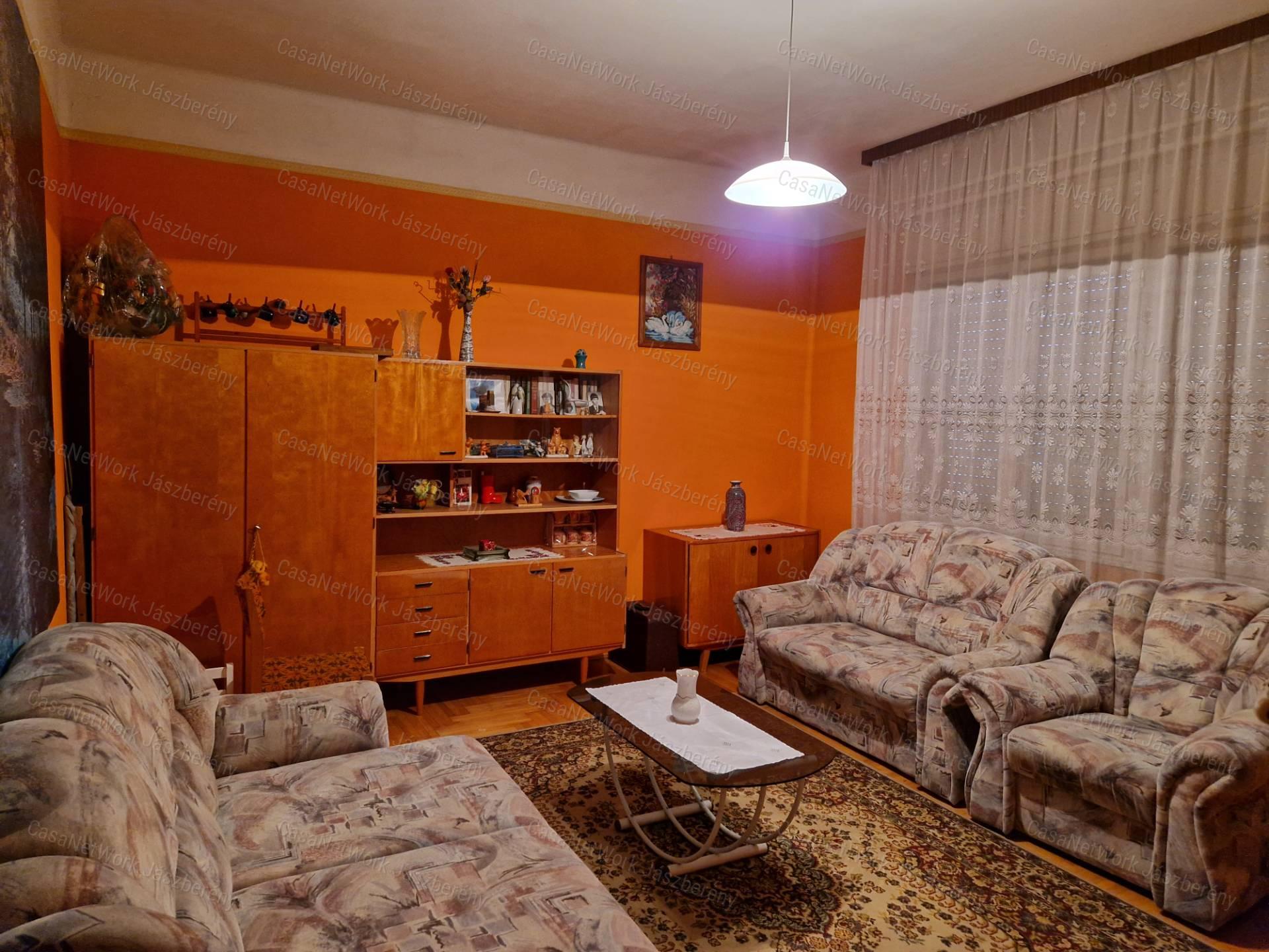 Jászapátin, azonnal költözhető, 4 szobás családi ház, két garázzsal!