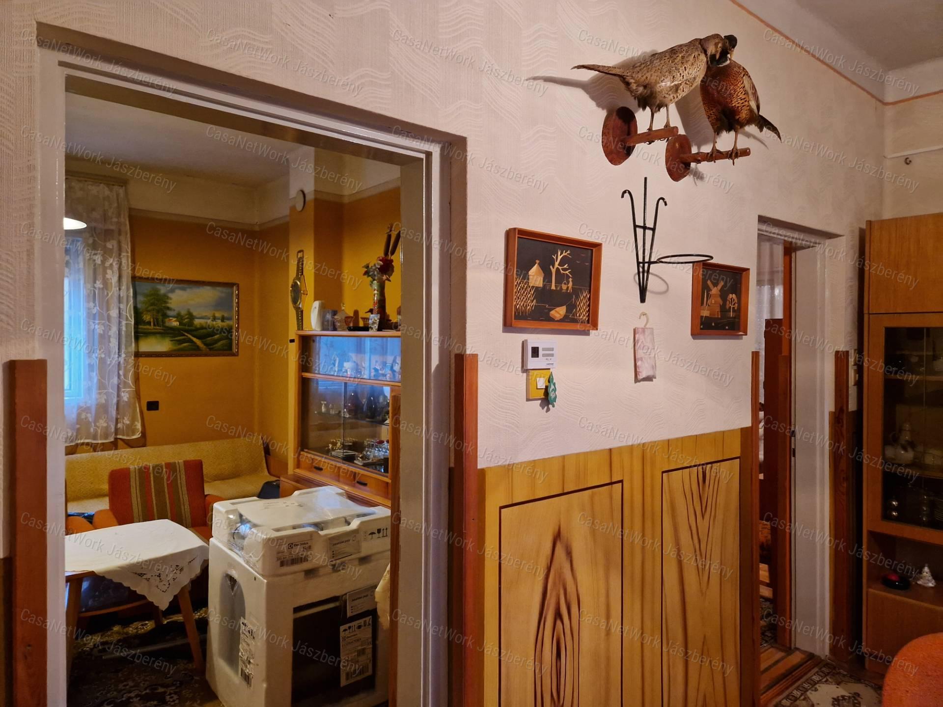 Jászapátin, azonnal költözhető, 4 szobás családi ház, két garázzsal!