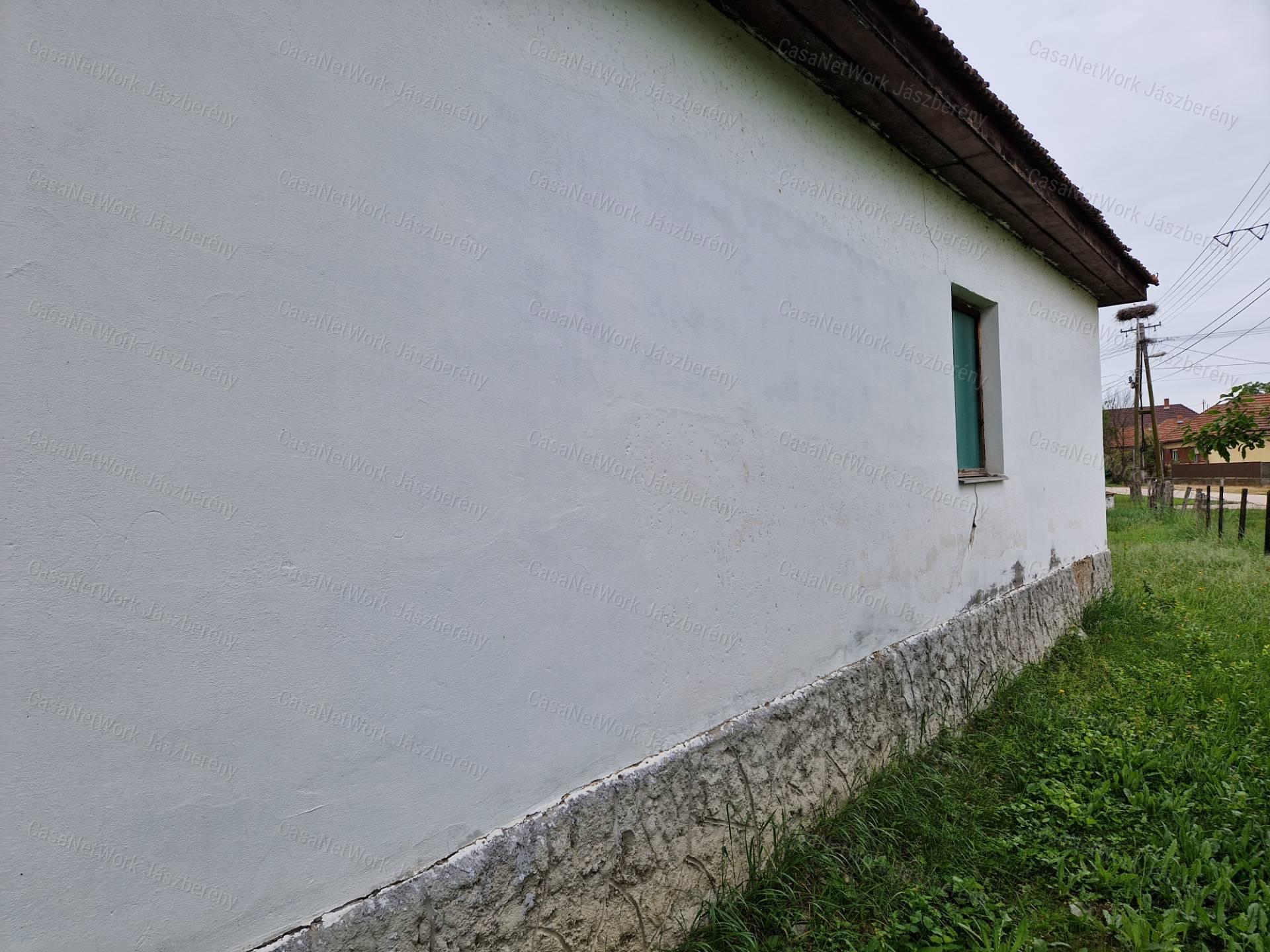 Jászdózsa központjában 50 nm-es felújítandó 2 szobás családi ház eladó