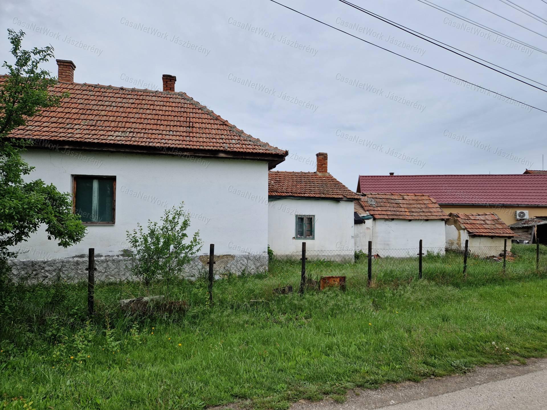 Jászdózsa központjában 50 nm-es felújítandó 2 szobás családi ház eladó