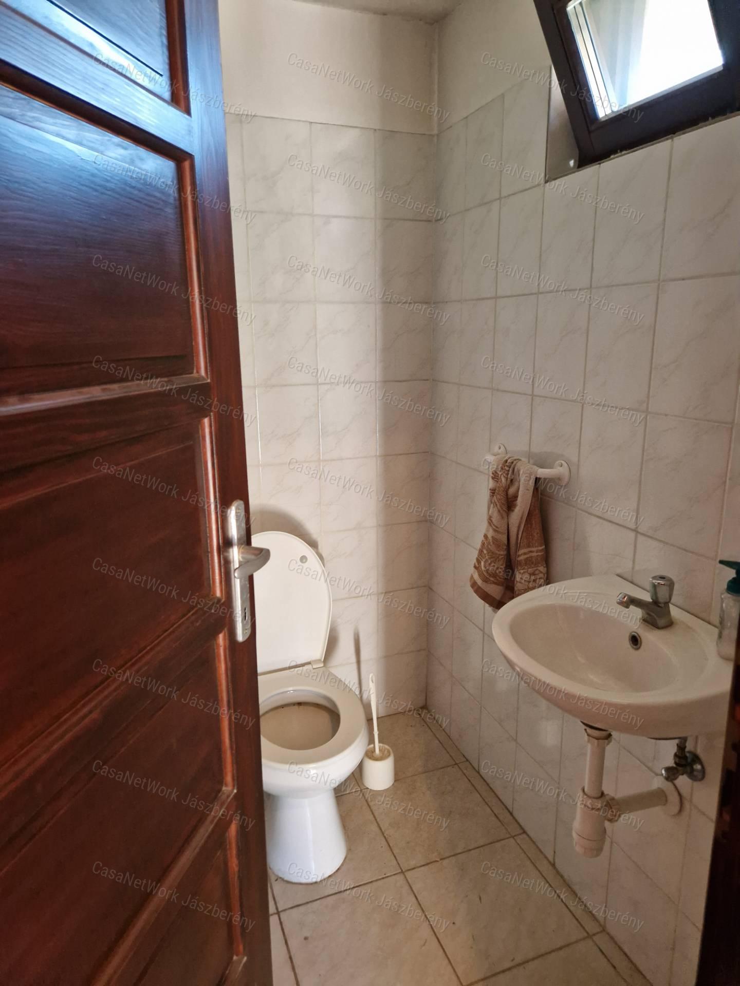 JÁSZAPÁTIN, MŰKÖDŐ FAIPARI ÜZEM ELADÓ TELJES GÉPPARKKAL!