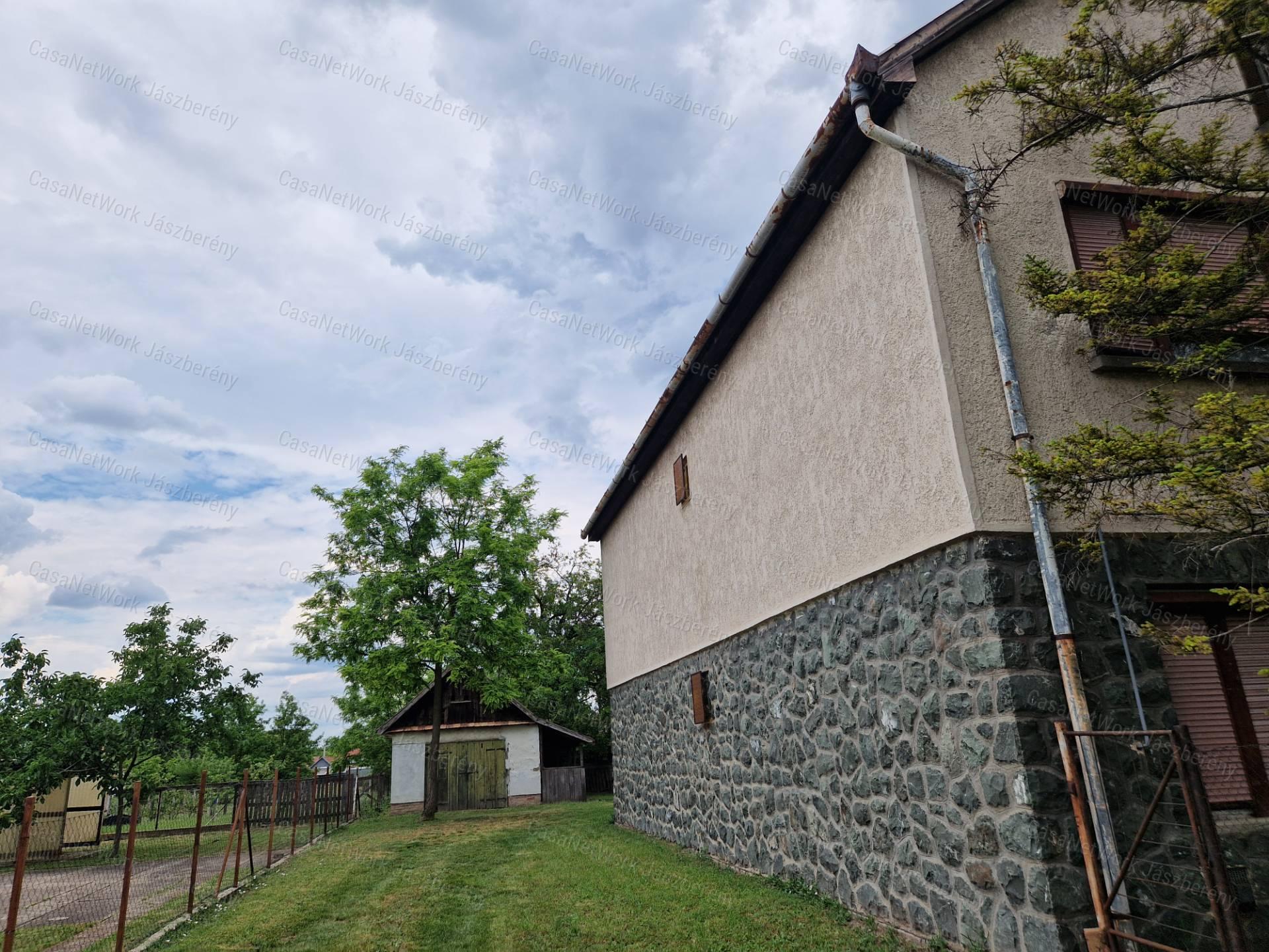 Jászkiséren 231 nm-es 2 szintes 5 szobás felújítandó családi ház eladó