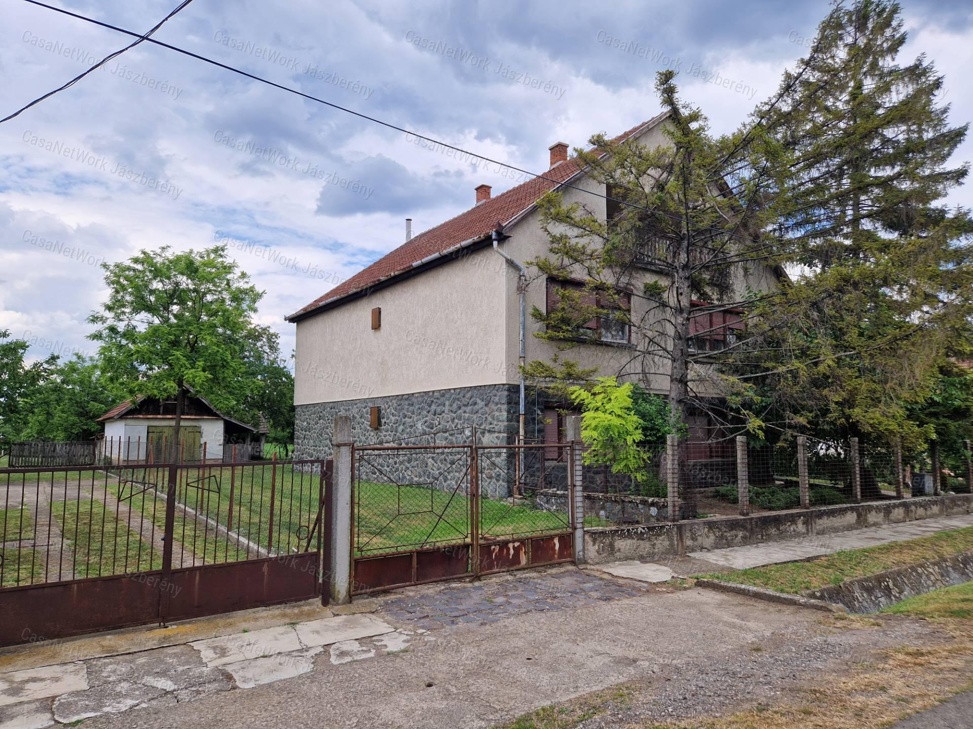 Jászkiséren 231 nm-es 2 szintes 5 szobás felújítandó családi ház eladó