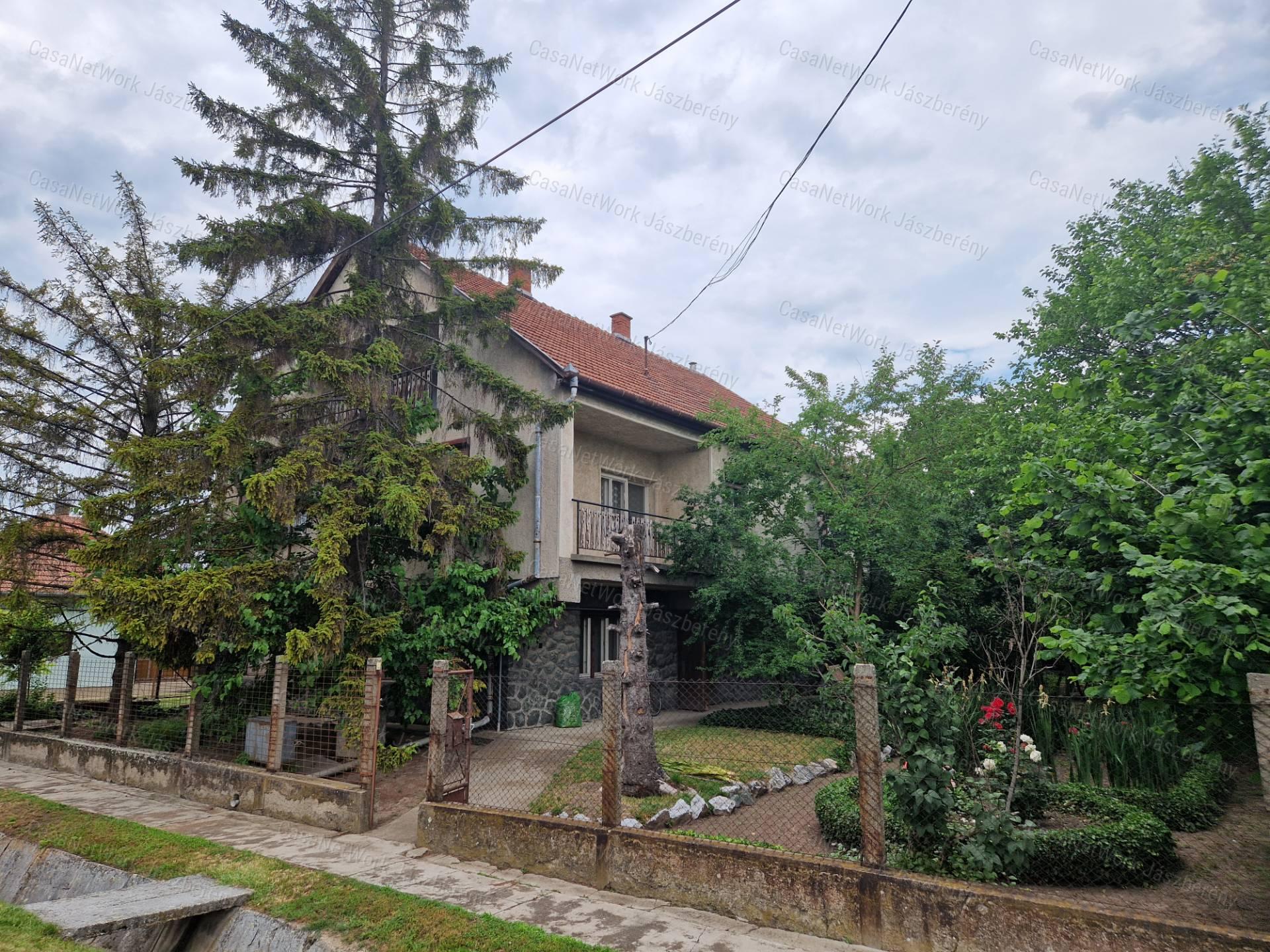 Jászkiséren 231 nm-es 2 szintes 5 szobás felújítandó családi ház eladó