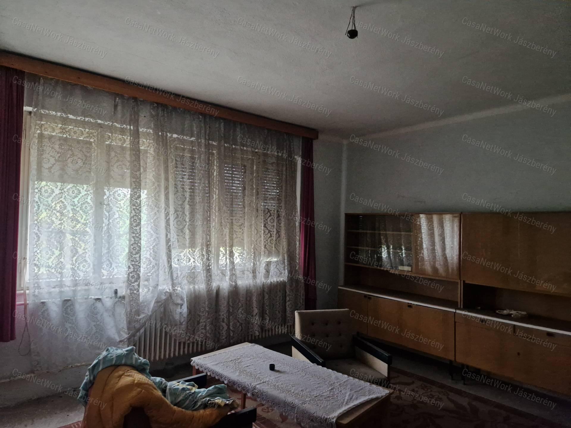 Jászkiséren 231 nm-es 2 szintes 5 szobás felújítandó családi ház eladó