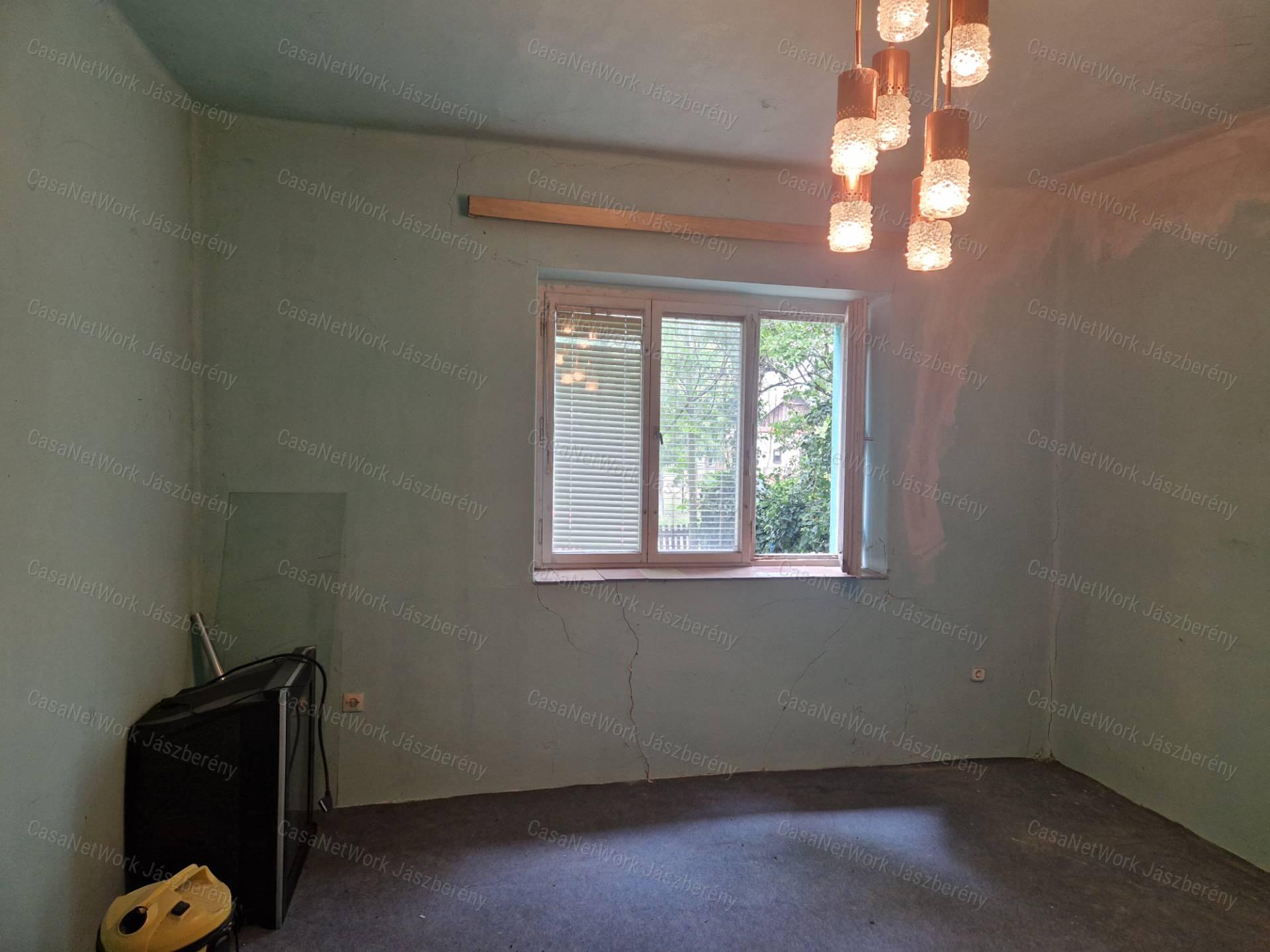 Jászkiséren 96 m²-es felújítandó téglaház 100 m² melléképülettel eladó