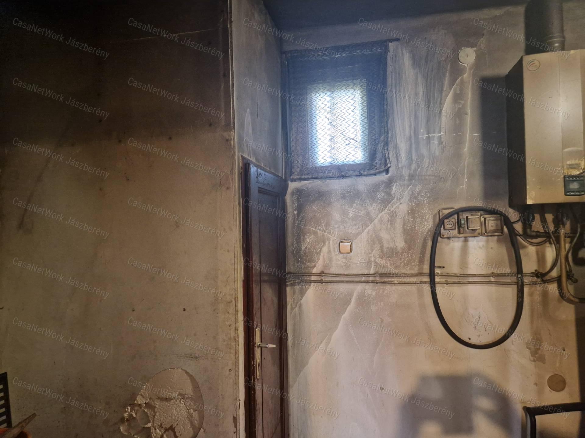 Jászkiséren 96 m²-es felújítandó téglaház 100 m² melléképülettel eladó