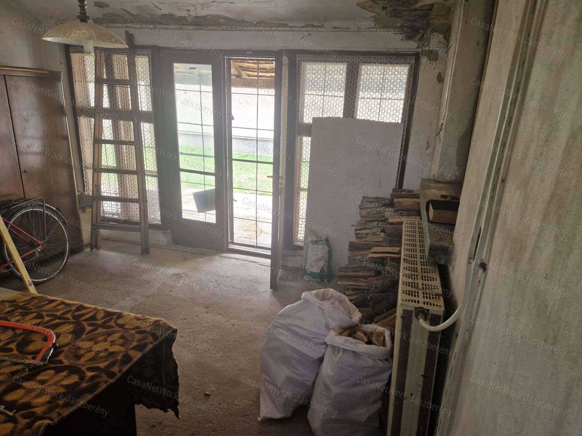 Jászkiséren 96 m²-es felújítandó téglaház 100 m² melléképülettel eladó