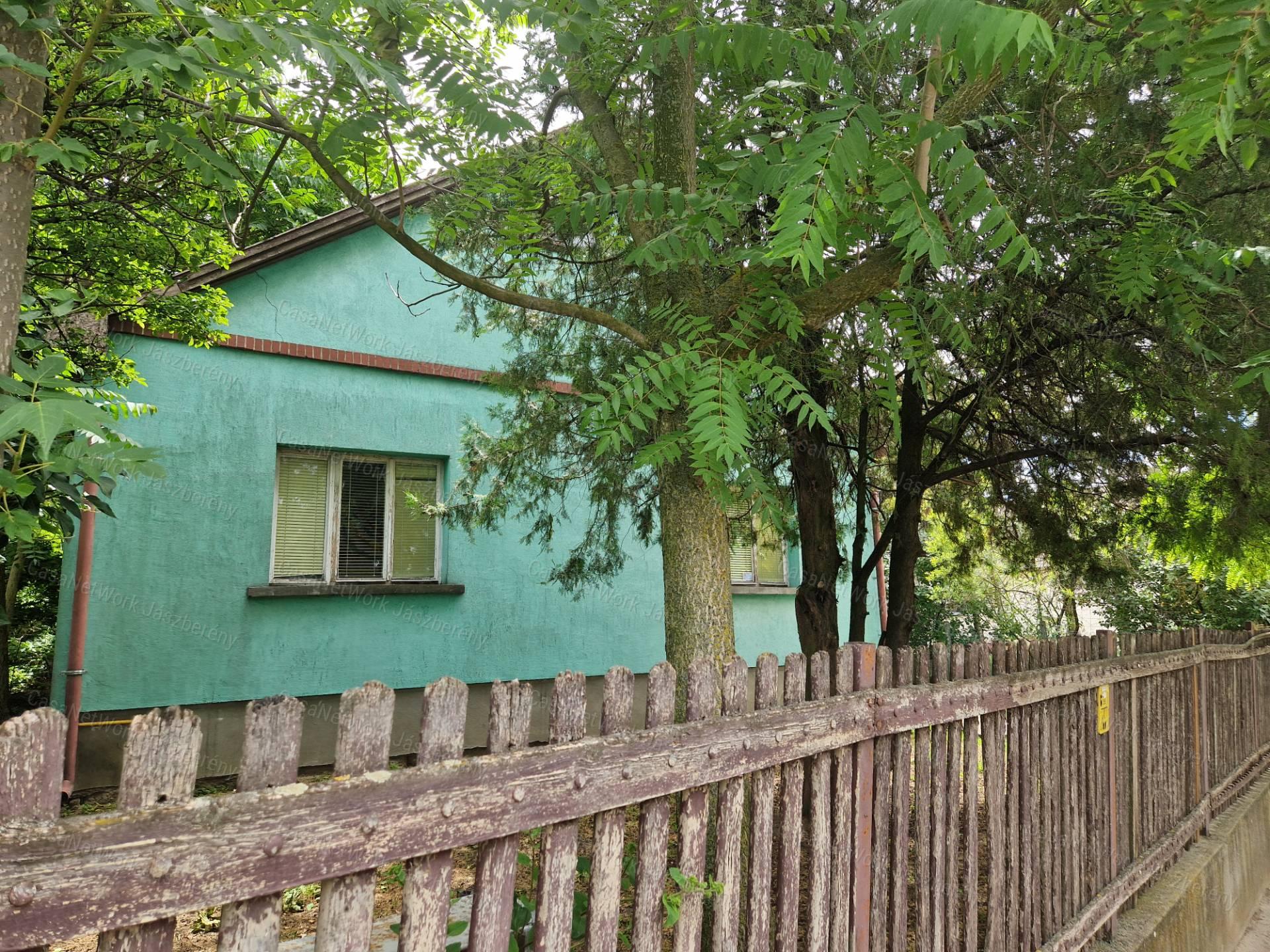 Jászkiséren 96 m²-es felújítandó téglaház 100 m² melléképülettel eladó