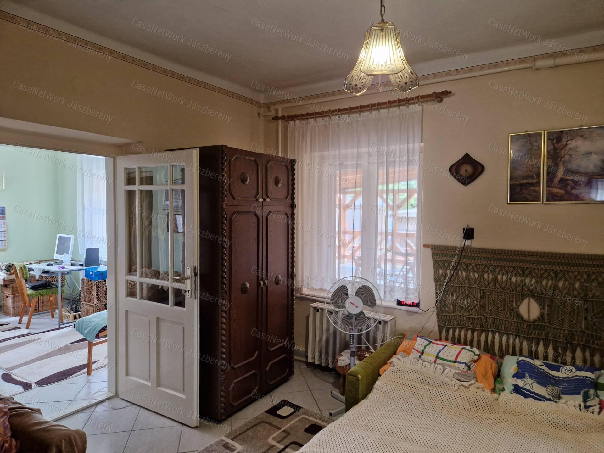 Erdőtelken 2032 nm-es telken, 98 nm-es, 4 szobás családi ház eladó!