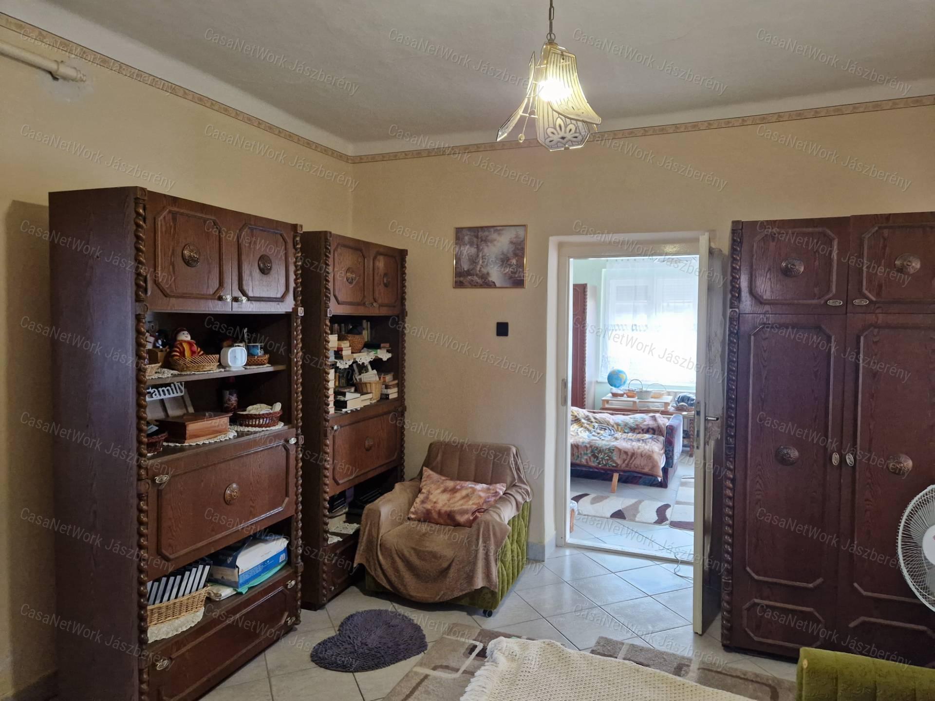 Erdőtelken 2032 nm-es telken, 98 nm-es, 4 szobás családi ház eladó!