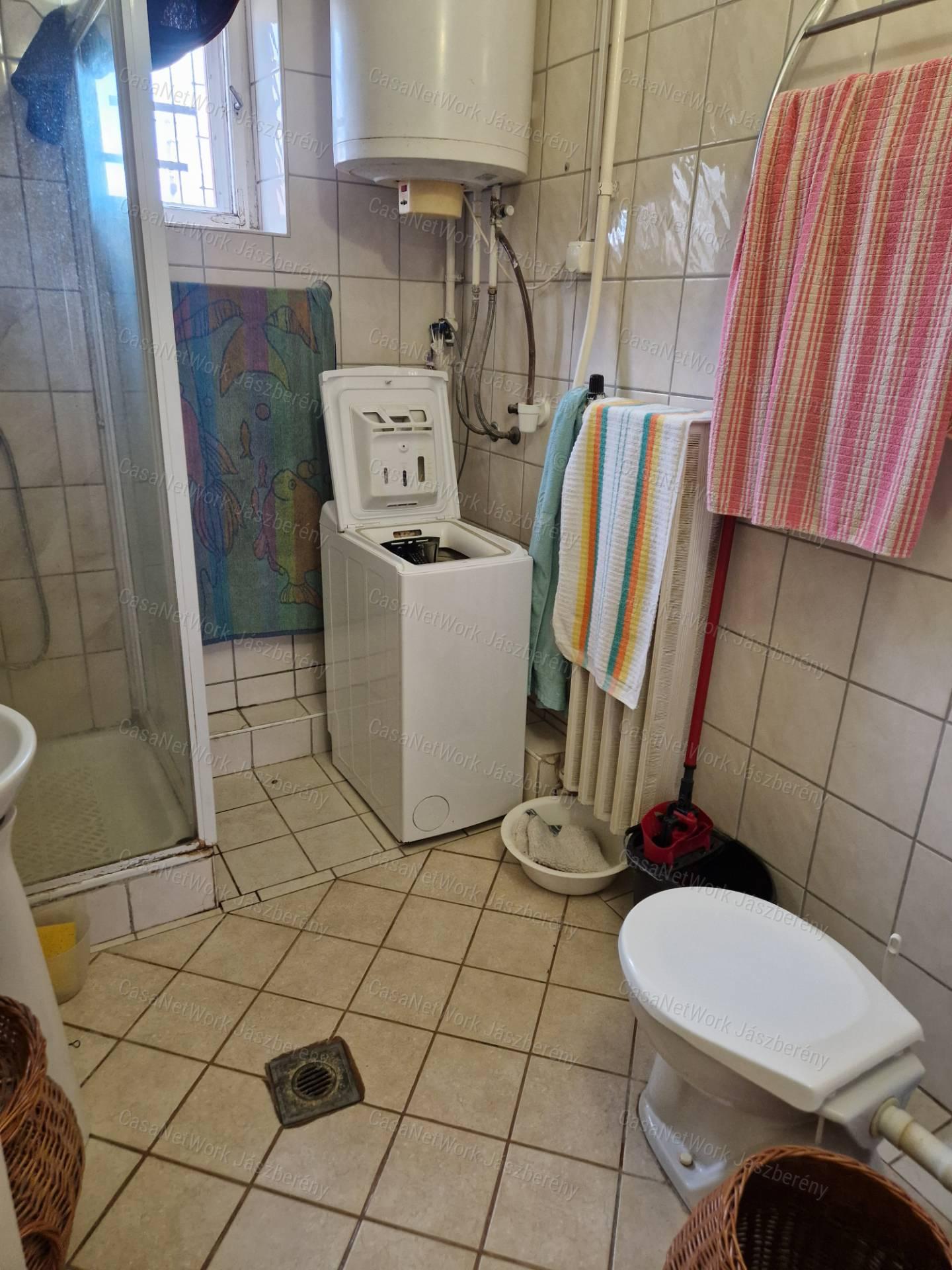 Erdőtelken 2032 nm-es telken, 98 nm-es, 4 szobás családi ház eladó!