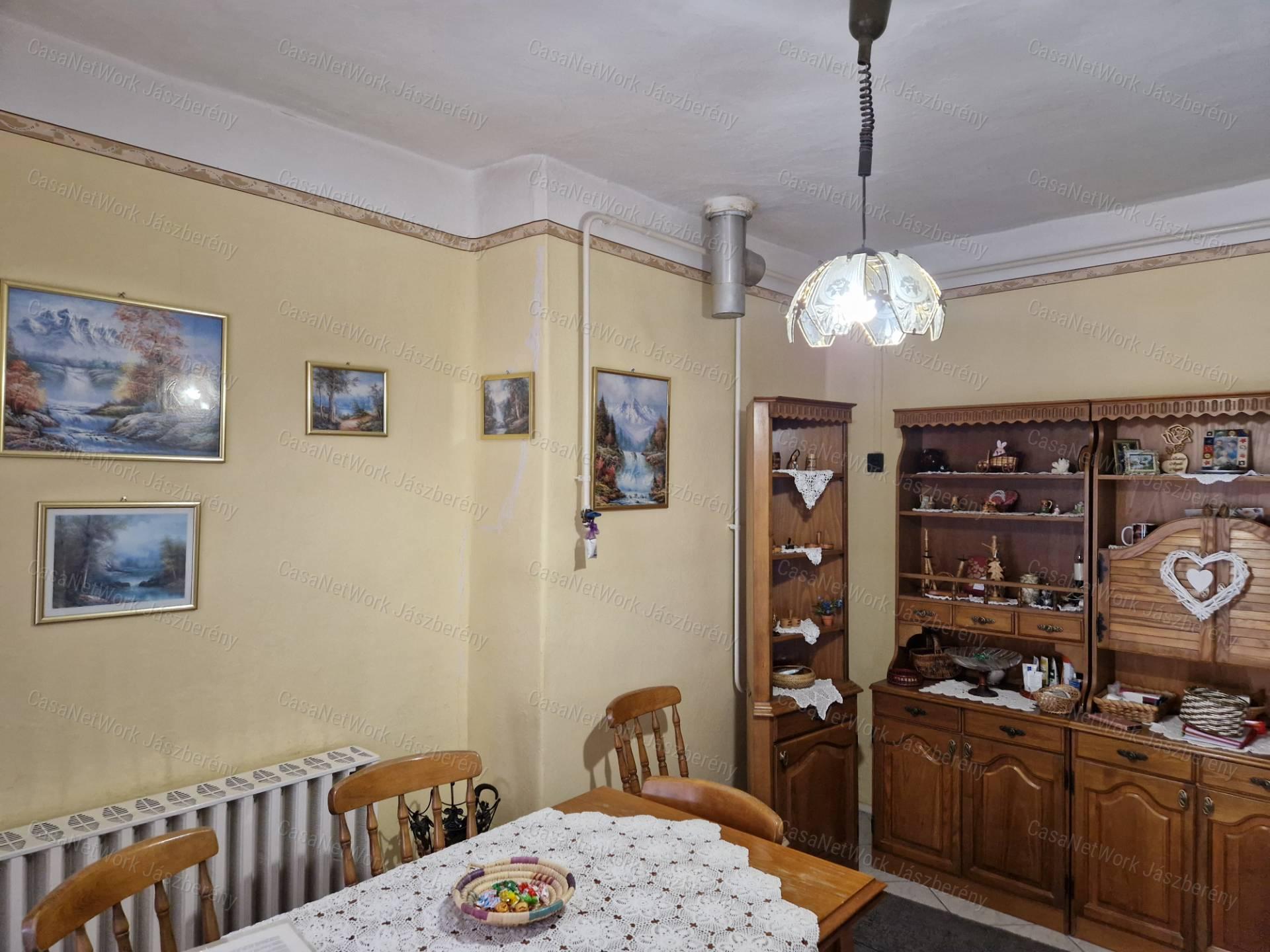 Erdőtelken 2032 nm-es telken, 98 nm-es, 4 szobás családi ház eladó!