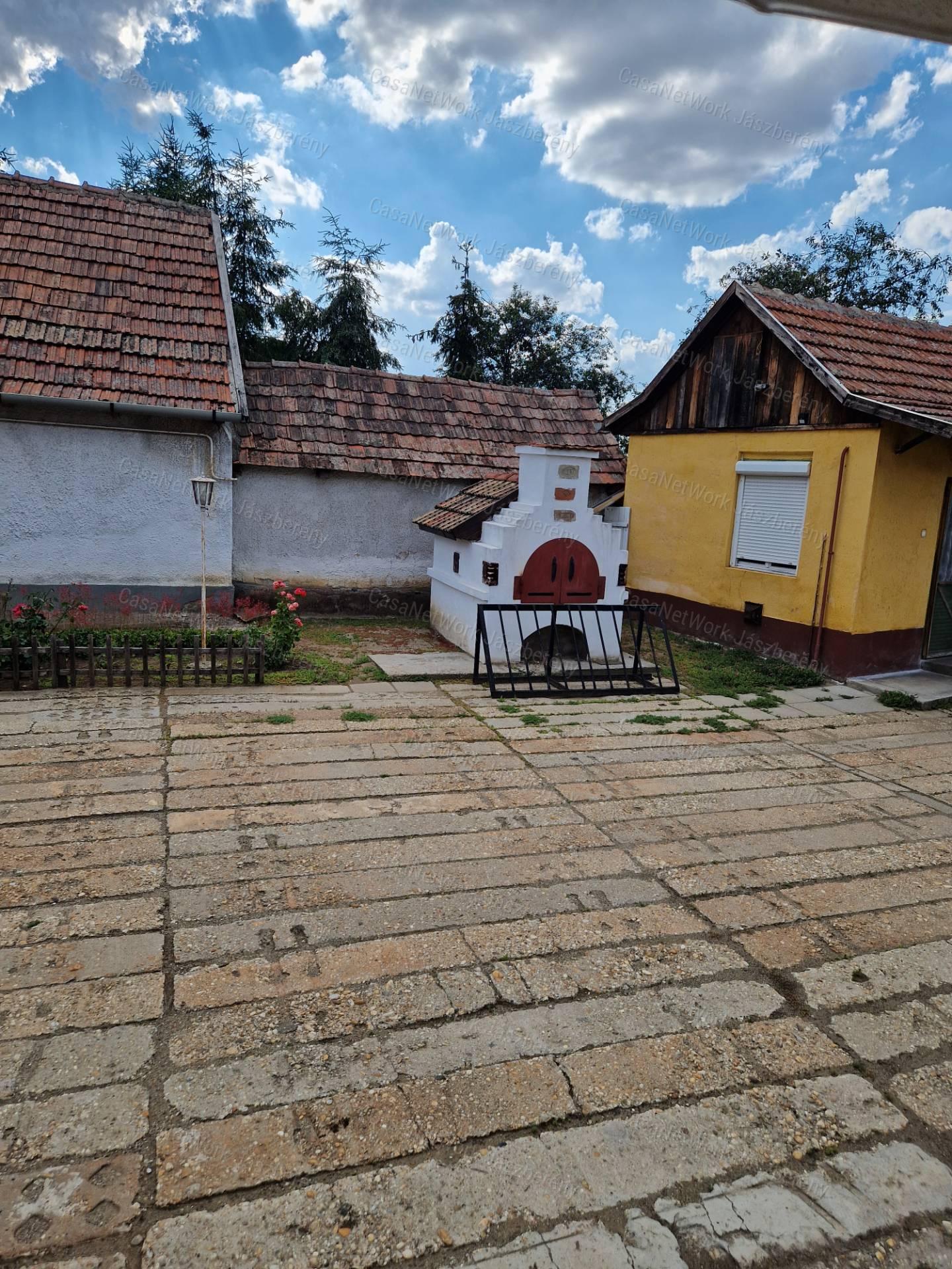 Erdőtelken 2032 nm-es telken, 98 nm-es, 4 szobás családi ház eladó!