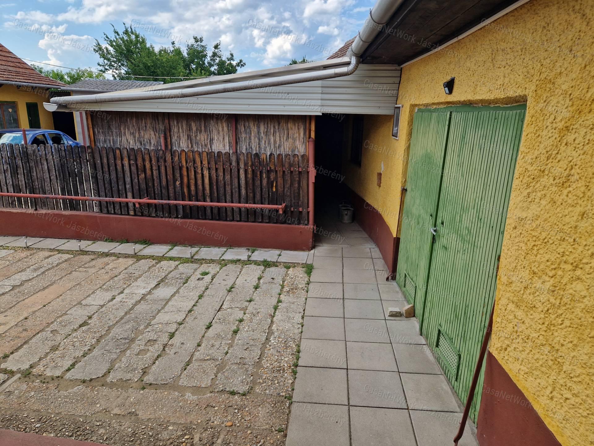 Erdőtelken 2032 nm-es telken, 98 nm-es, 4 szobás családi ház eladó!