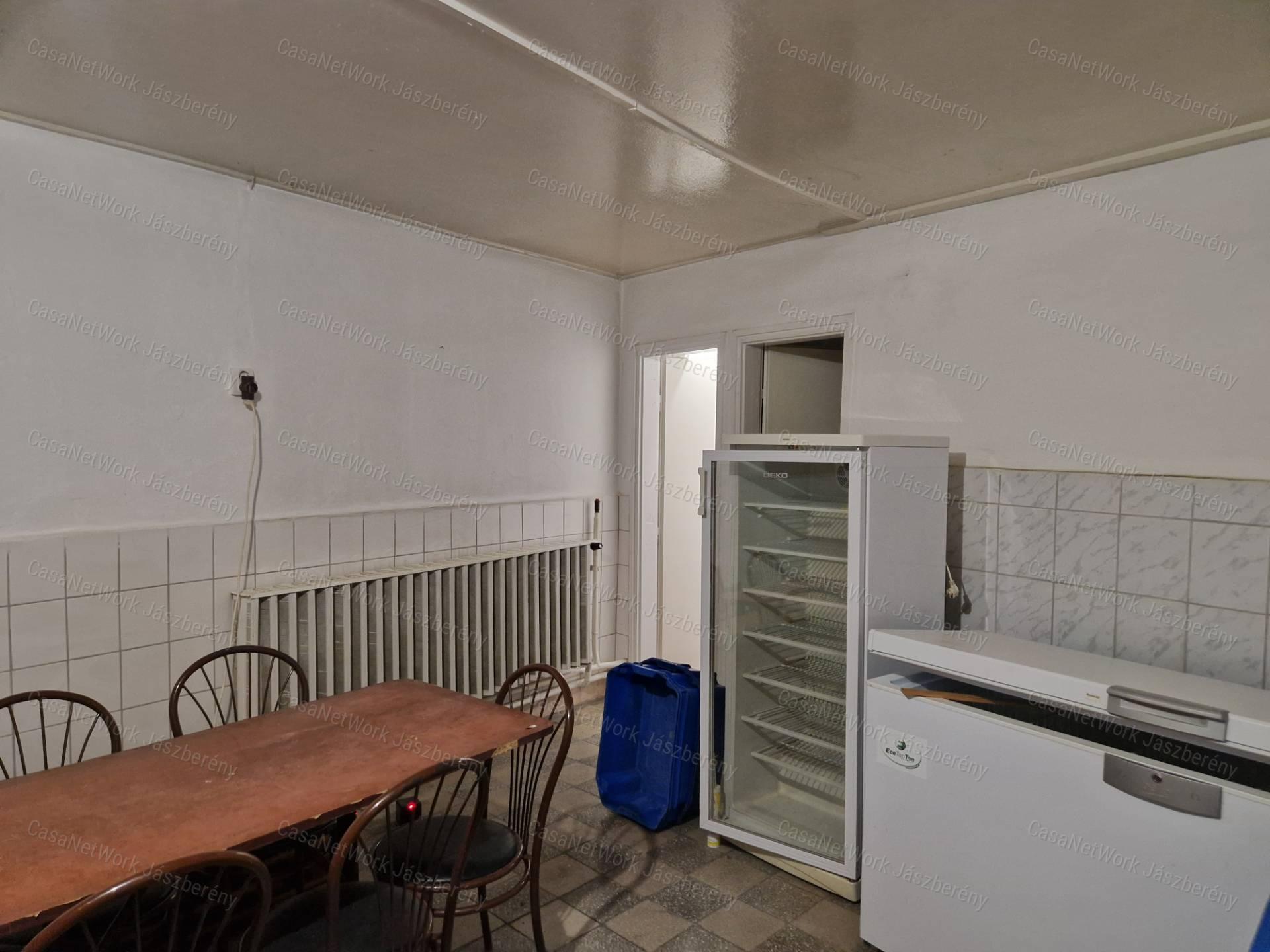 Erdőtelken 2032 nm-es telken, 98 nm-es, 4 szobás családi ház eladó!