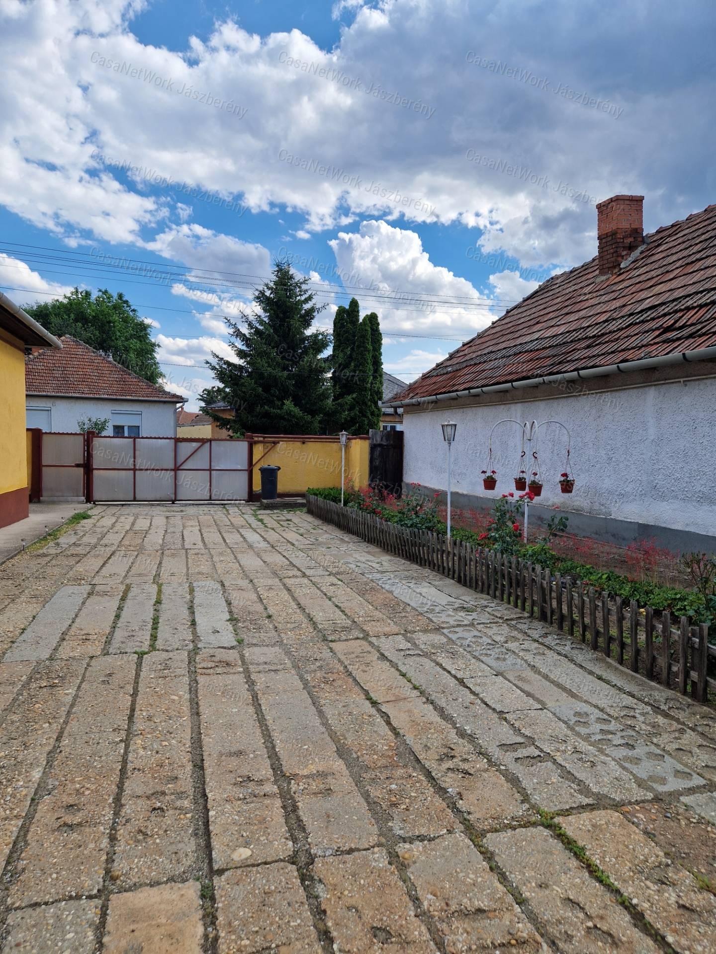 Erdőtelken 2032 nm-es telken, 98 nm-es, 4 szobás családi ház eladó!