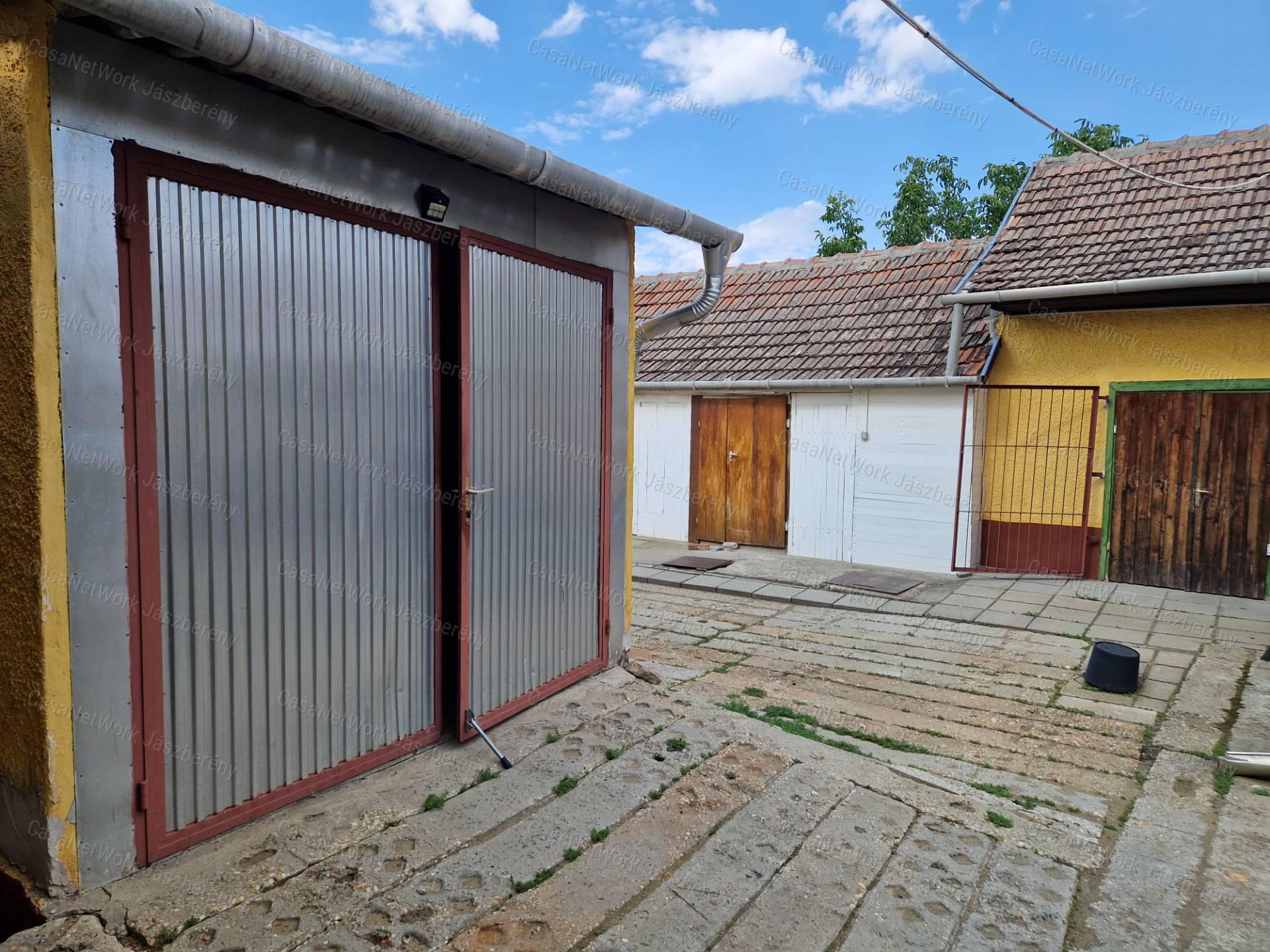 Erdőtelken 2032 nm-es telken, 98 nm-es, 4 szobás családi ház eladó!