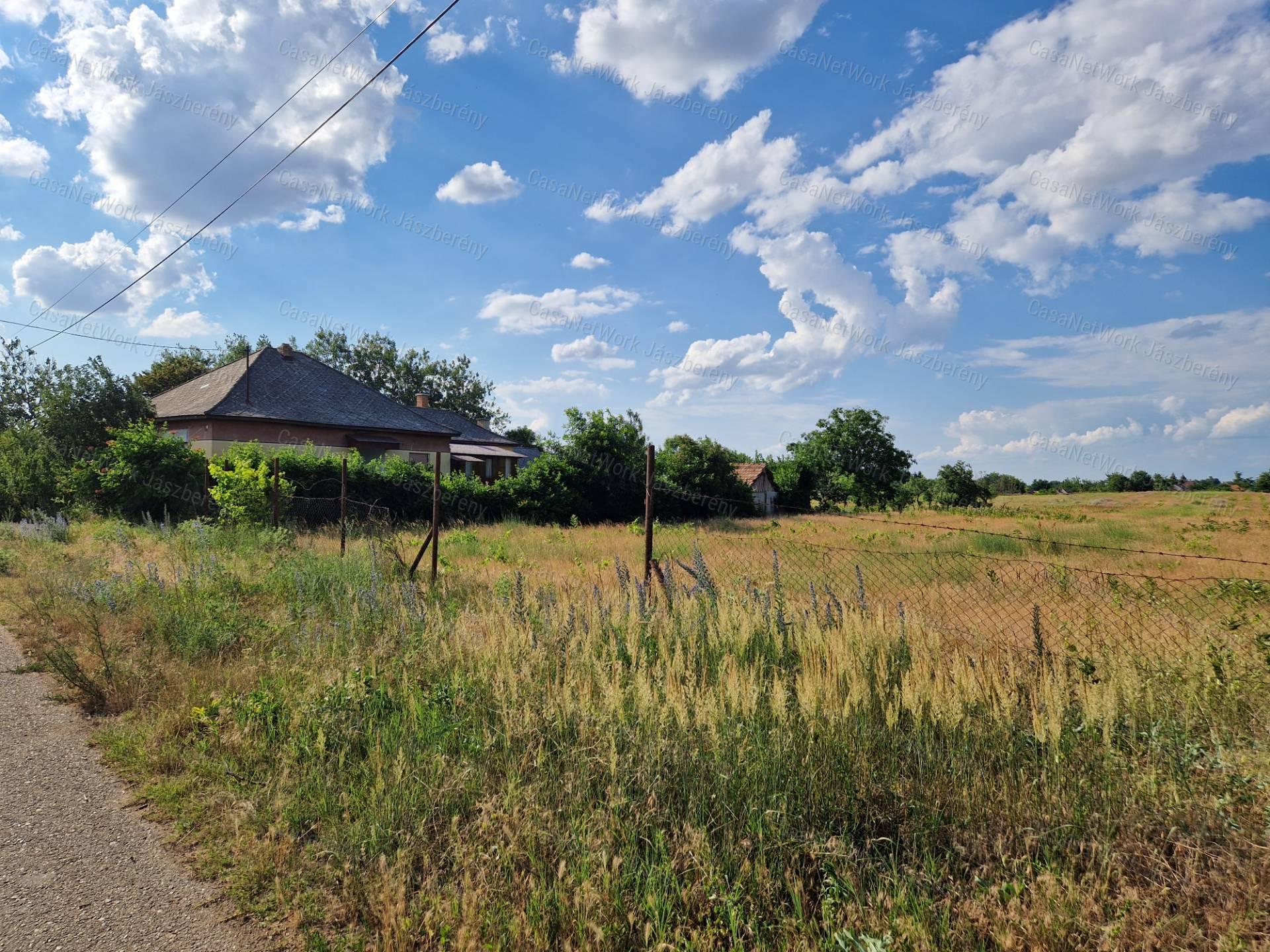 Erdőtelken 3 helyrajzi számon, 3388 nm-es beépítetlen terület eladó!