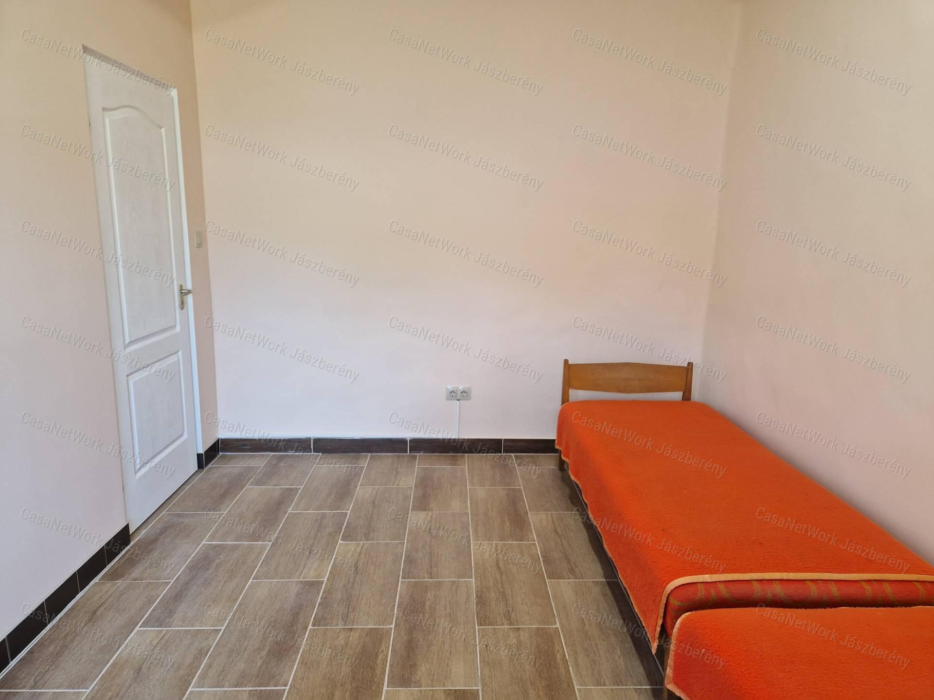 Jásztelken, 60 nm-es, 2 szobás, felújított családi ház eladó!
