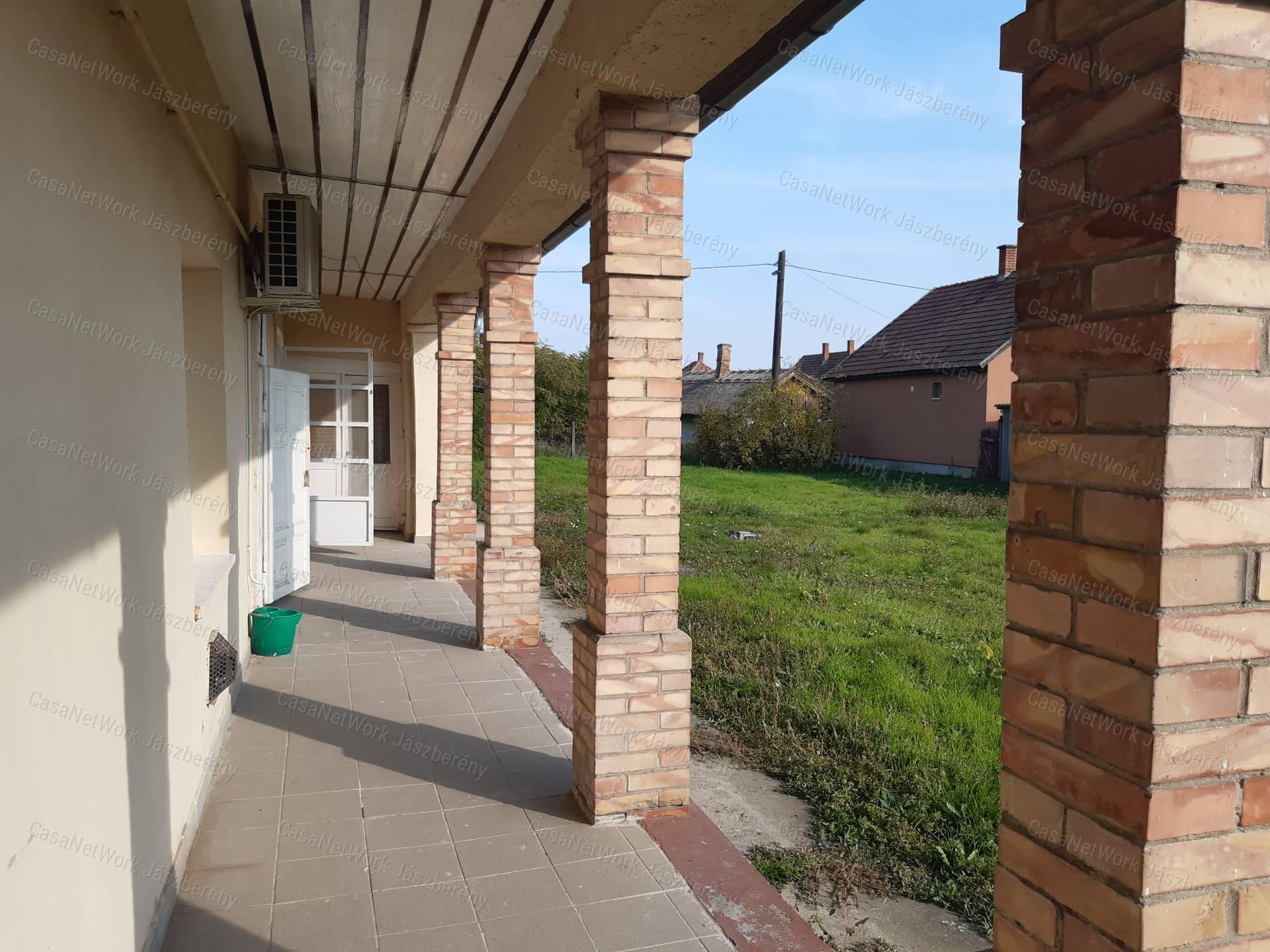 Jásztelken, 60 nm-es, 2 szobás, felújított családi ház eladó!