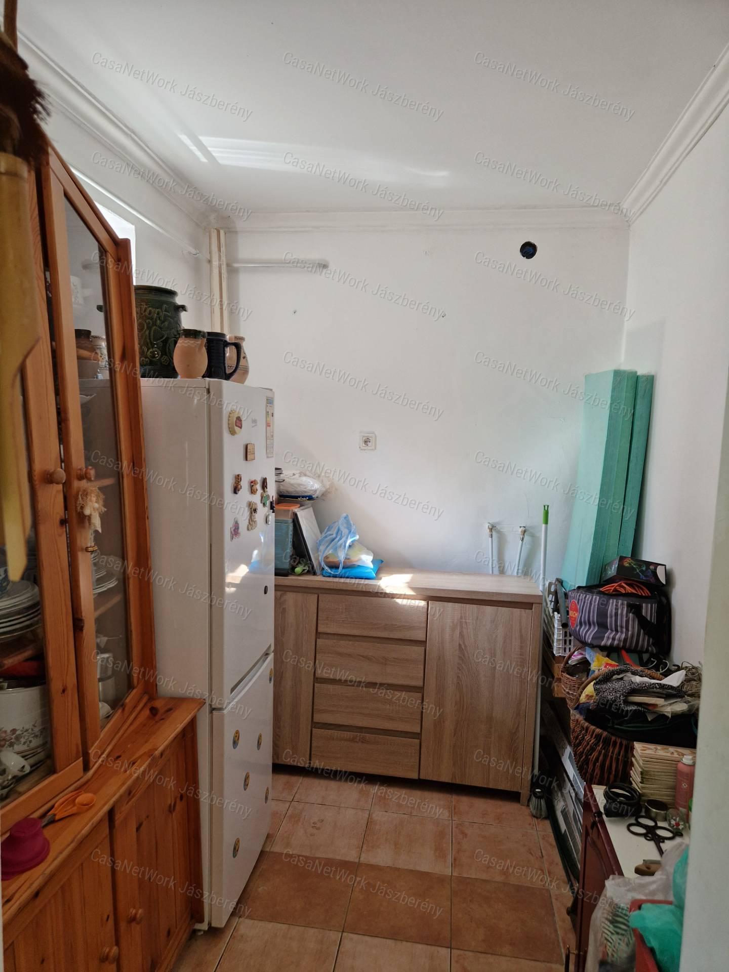 Jászárokszállás központjában, 60 nm-es, 2 szobás családi ház eladó!
