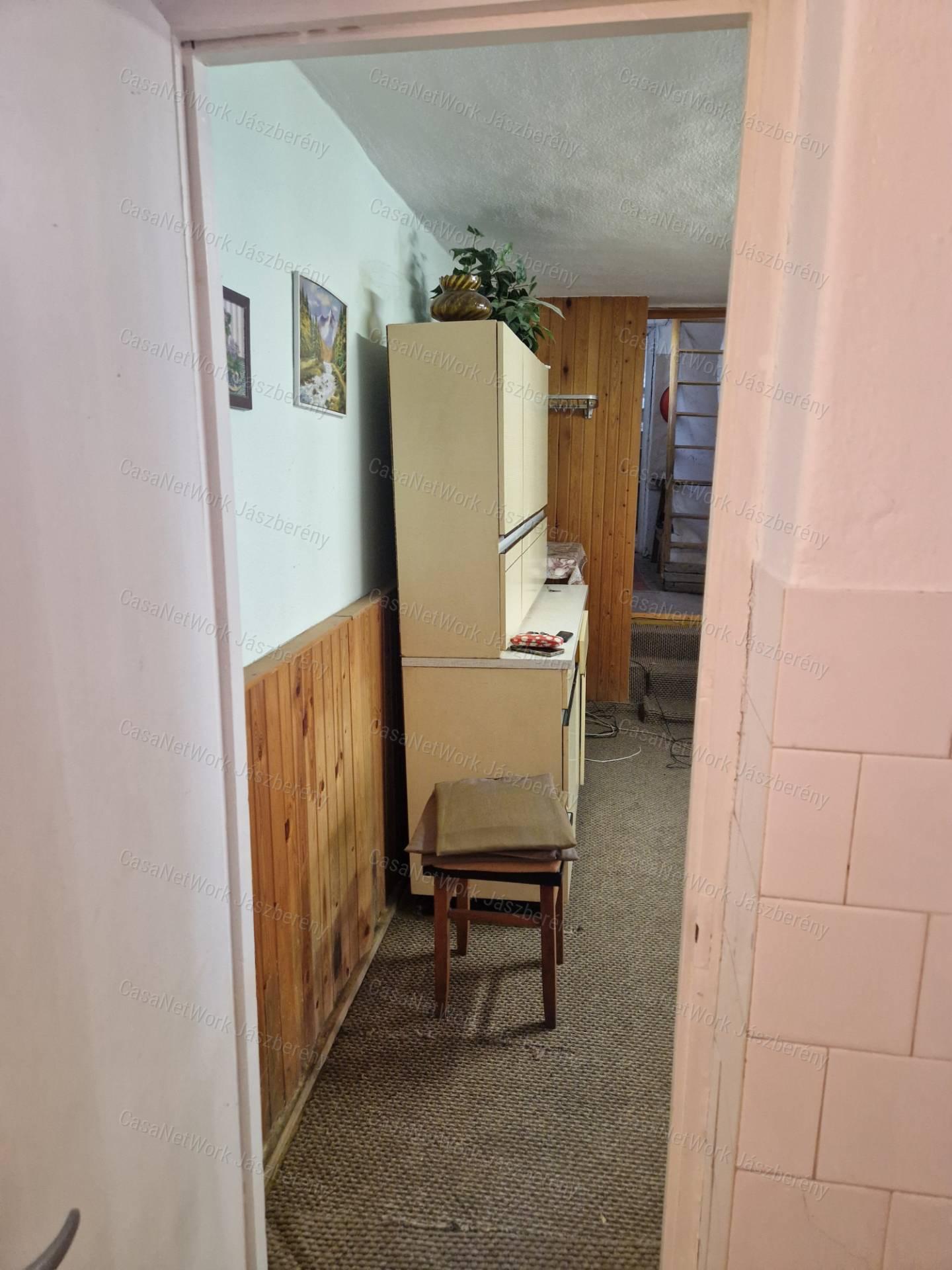 Viszneken jó állapotú 89 nm-es, 3 szobás családi ház eladó!