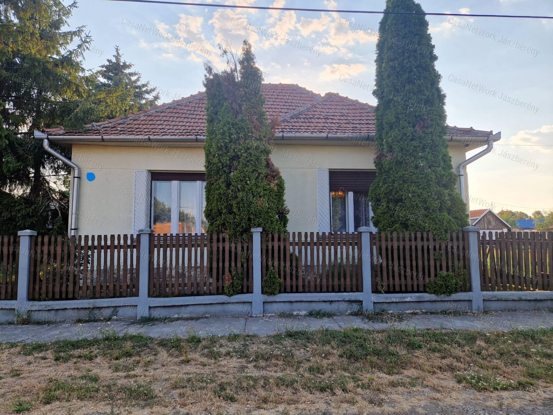 Viszneken jó állapotú 89 nm-es, 3 szobás családi ház eladó!