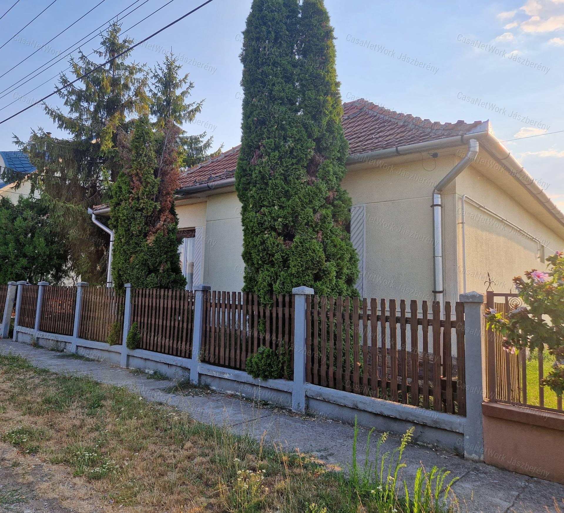 Viszneken jó állapotú 89 nm-es, 3 szobás családi ház eladó!