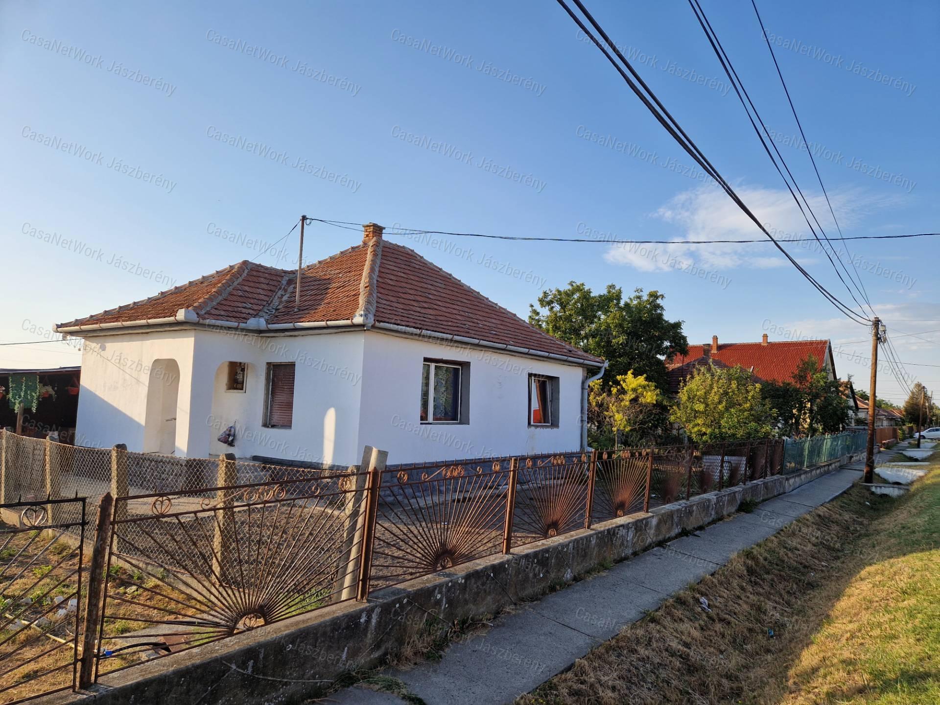 Erken 89,5 nm-es, felújított, 2 szobás családi ház eladó!