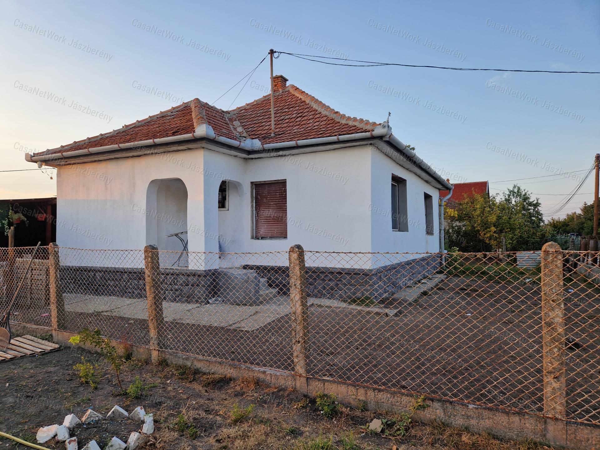 Erken 89,5 nm-es, felújított, 2 szobás családi ház eladó!