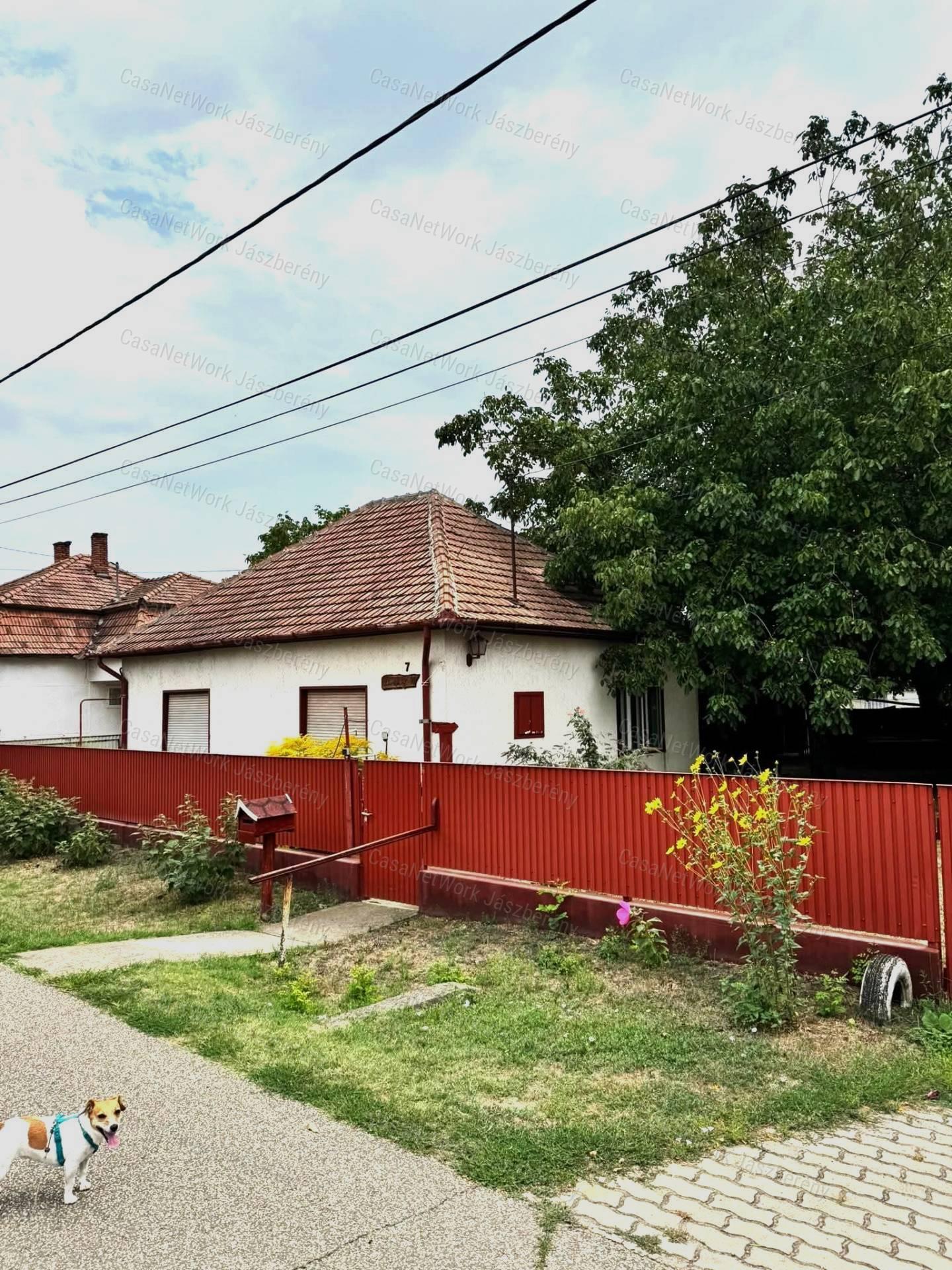 Jászszentandrás központjában 95 nm-es, 3 szobás családi ház eladó!