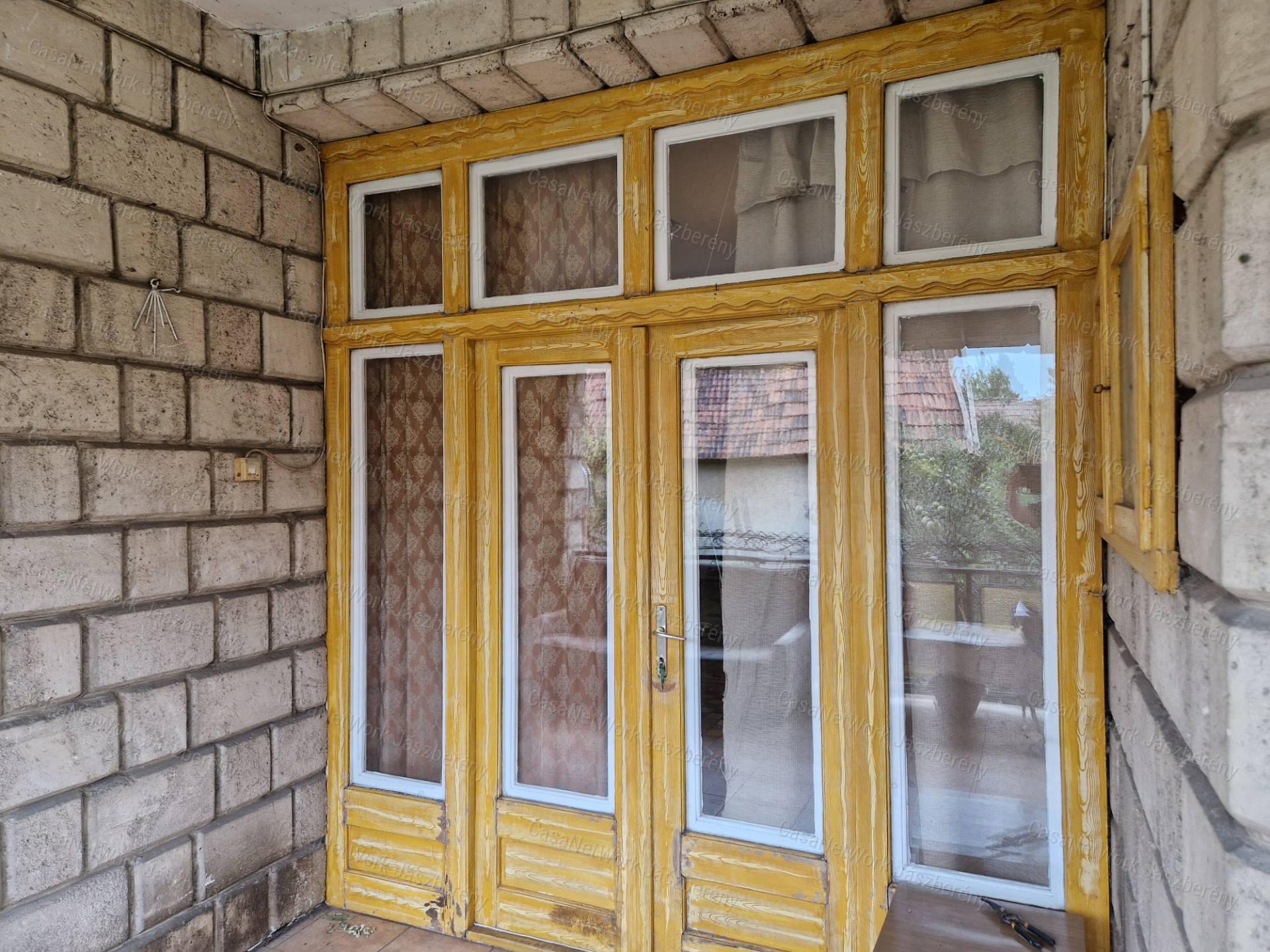 Jászapátin 1605 nm-es telken eladó egy 103 nm-es, 3 szobás családi ház