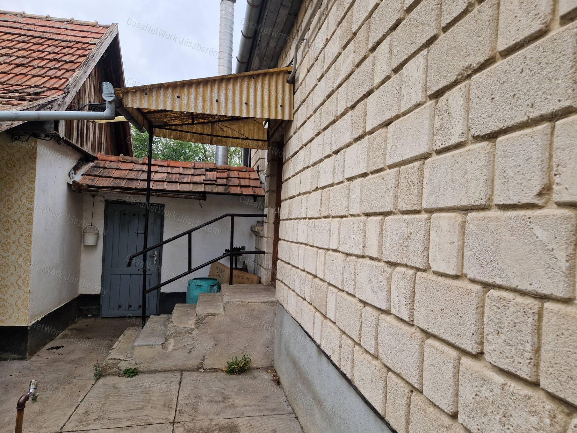 Jászapátin 1605 nm-es telken eladó egy 103 nm-es, 3 szobás családi ház