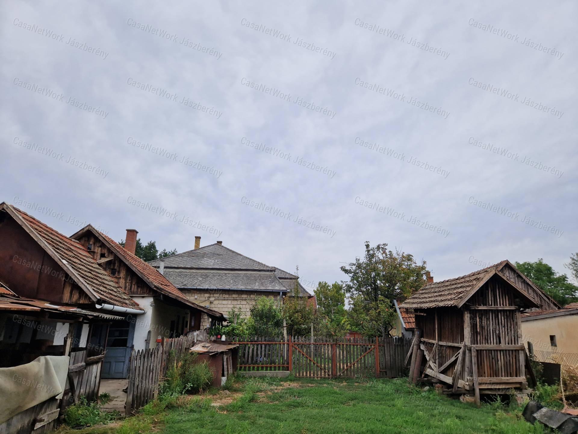 Jászapátin 1605 nm-es telken eladó egy 103 nm-es, 3 szobás családi ház
