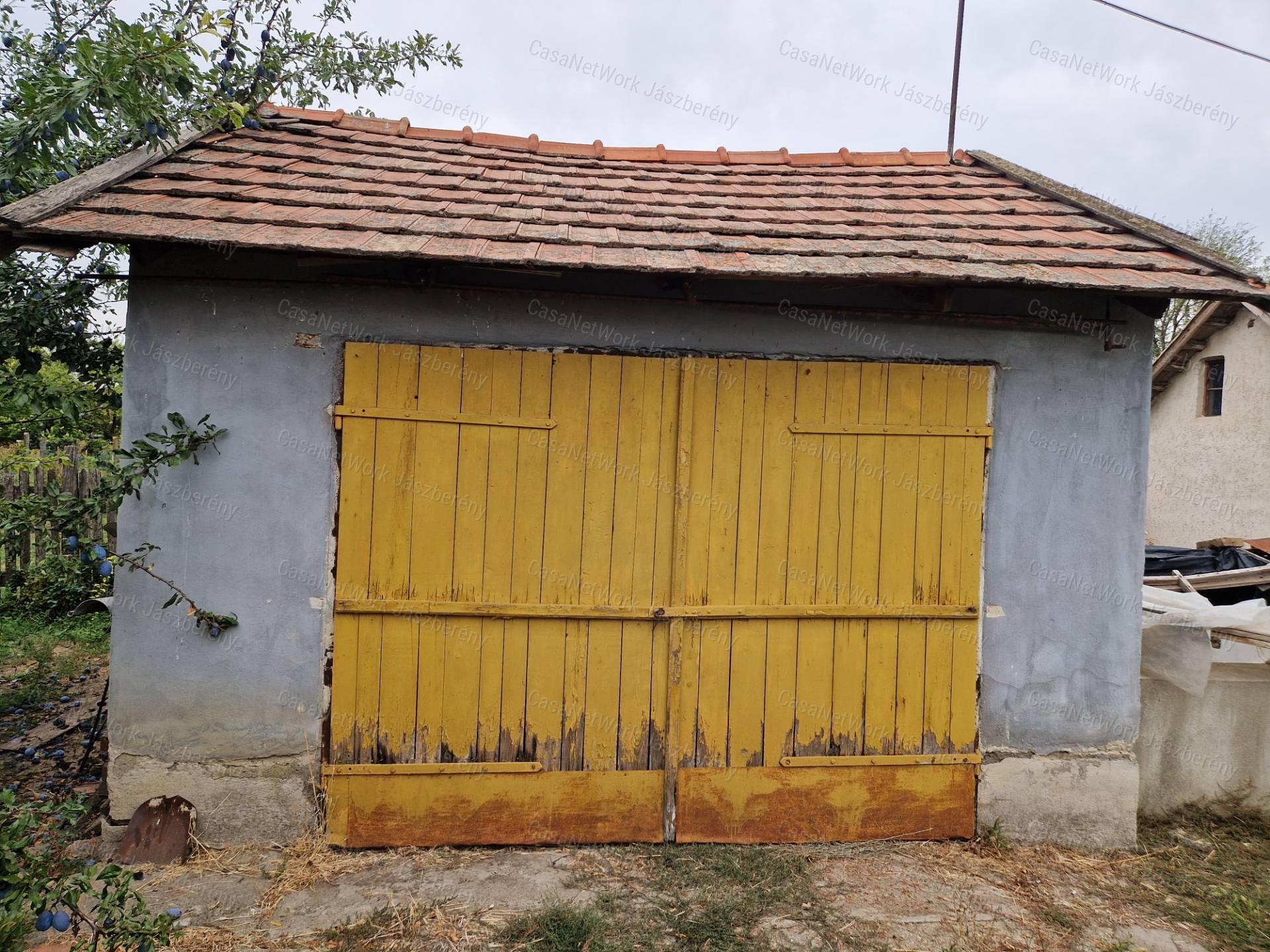 Jászapátin 1605 nm-es telken eladó egy 103 nm-es, 3 szobás családi ház