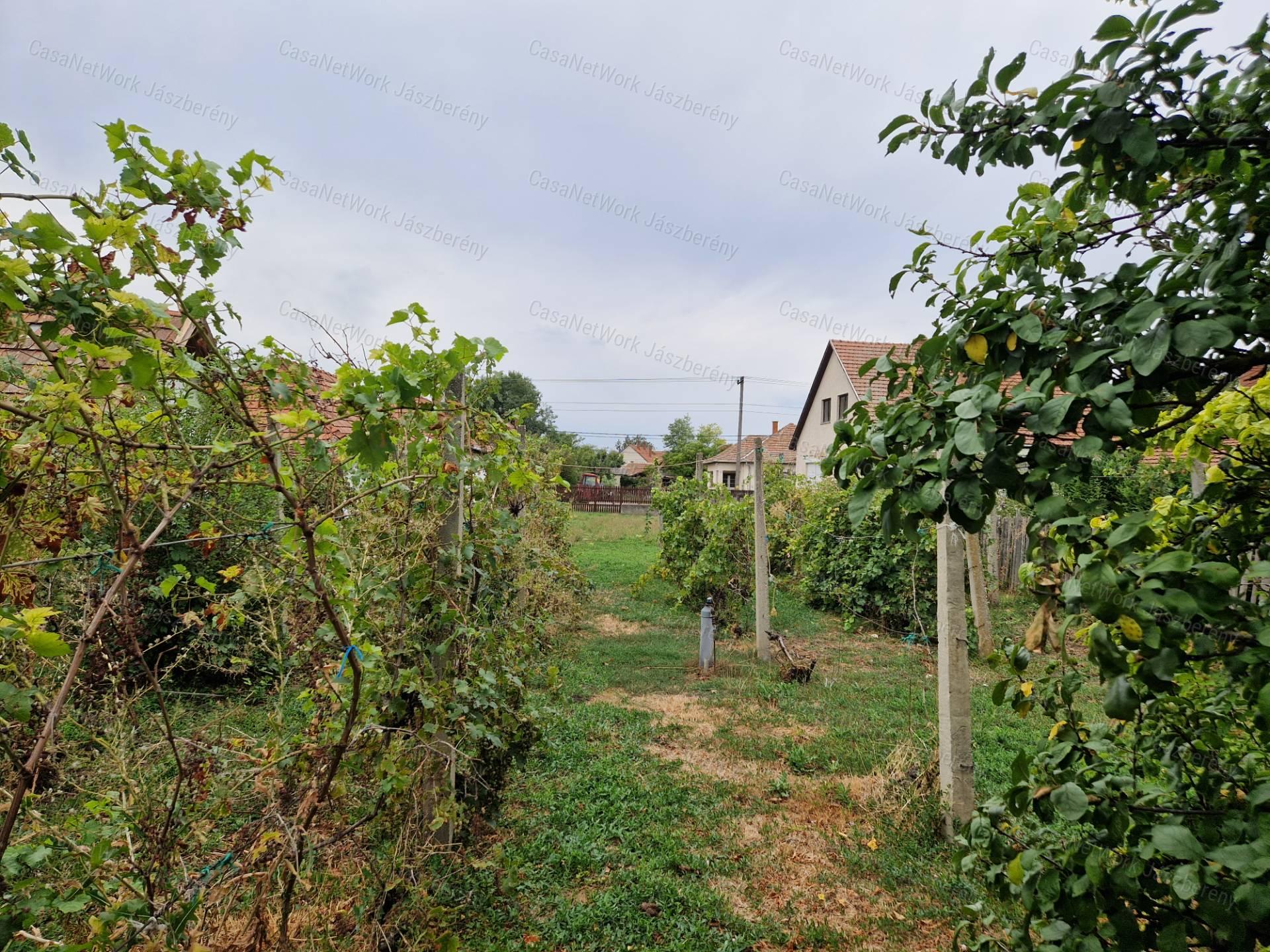 Jászapátin 1605 nm-es telken eladó egy 103 nm-es, 3 szobás családi ház