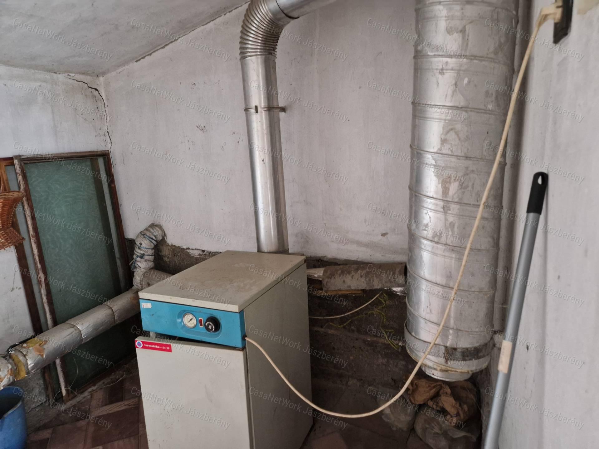 Jászapátin 1605 nm-es telken eladó egy 103 nm-es, 3 szobás családi ház