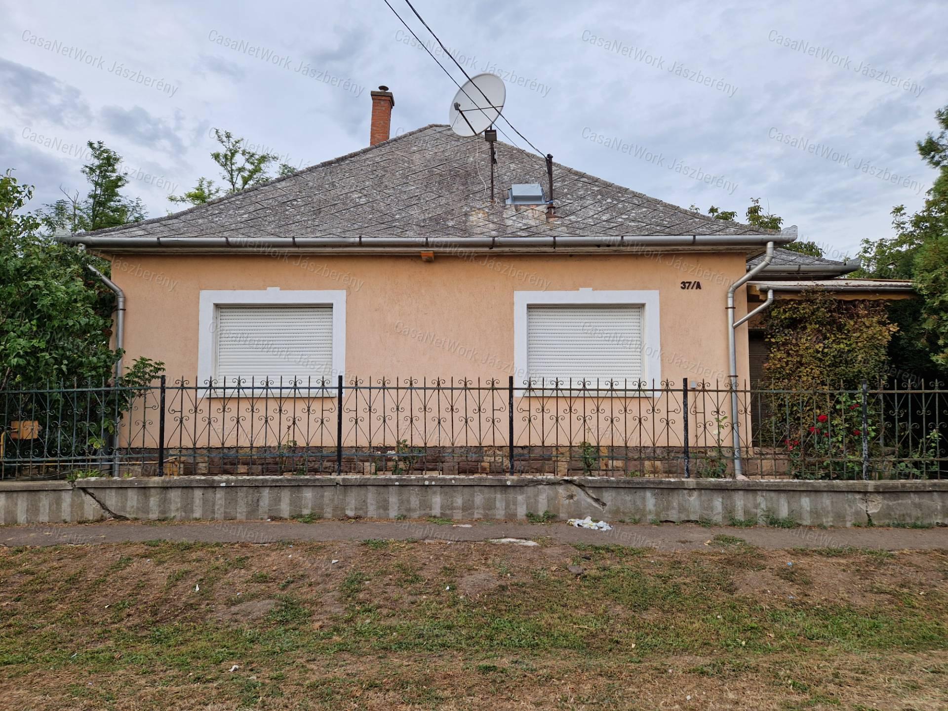 Jászapátin 91 nm-es, tégla építésű, 3 szobás családi ház eladó!