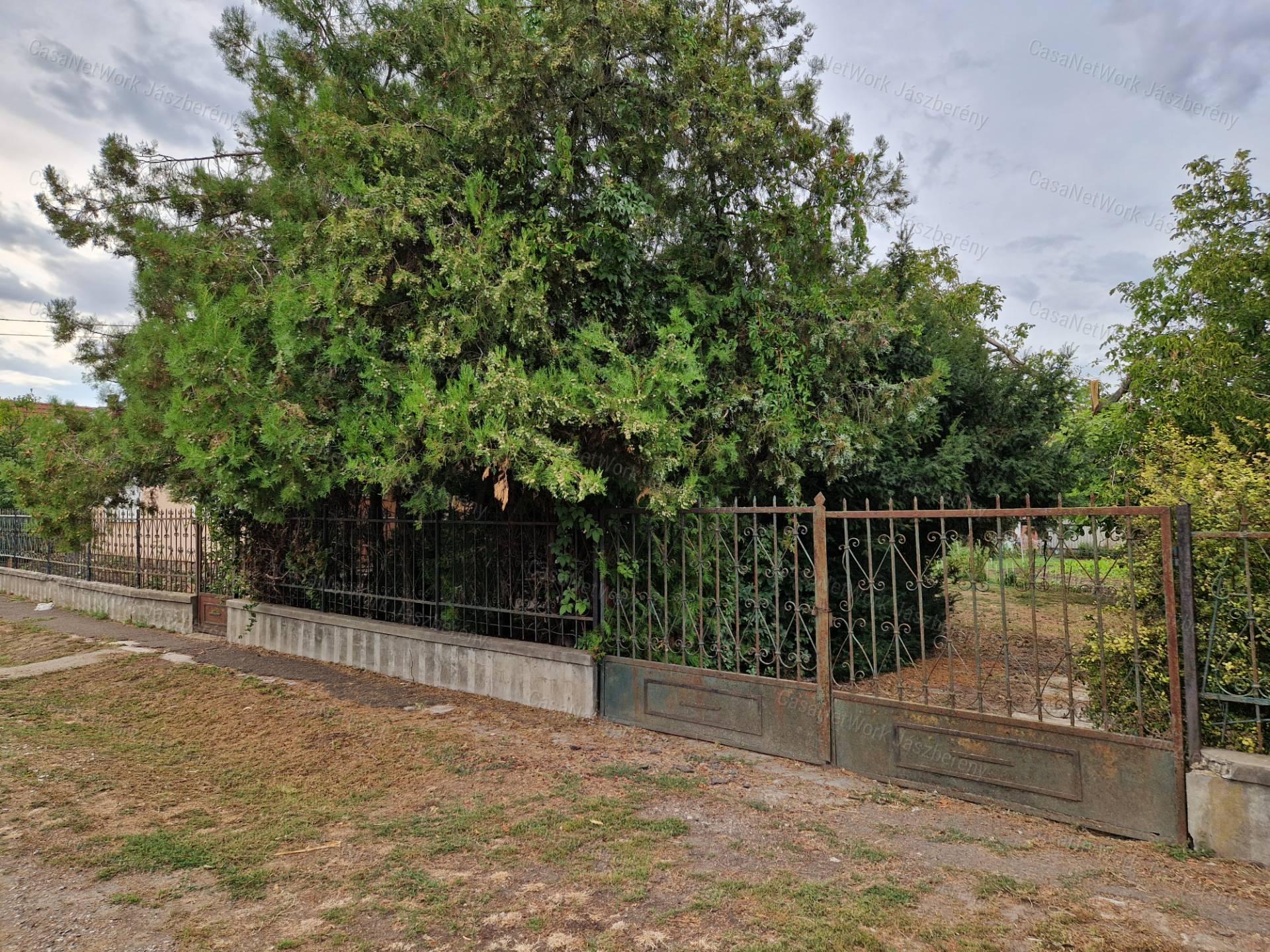 Jászapátin 91 nm-es, tégla építésű, 3 szobás családi ház eladó!