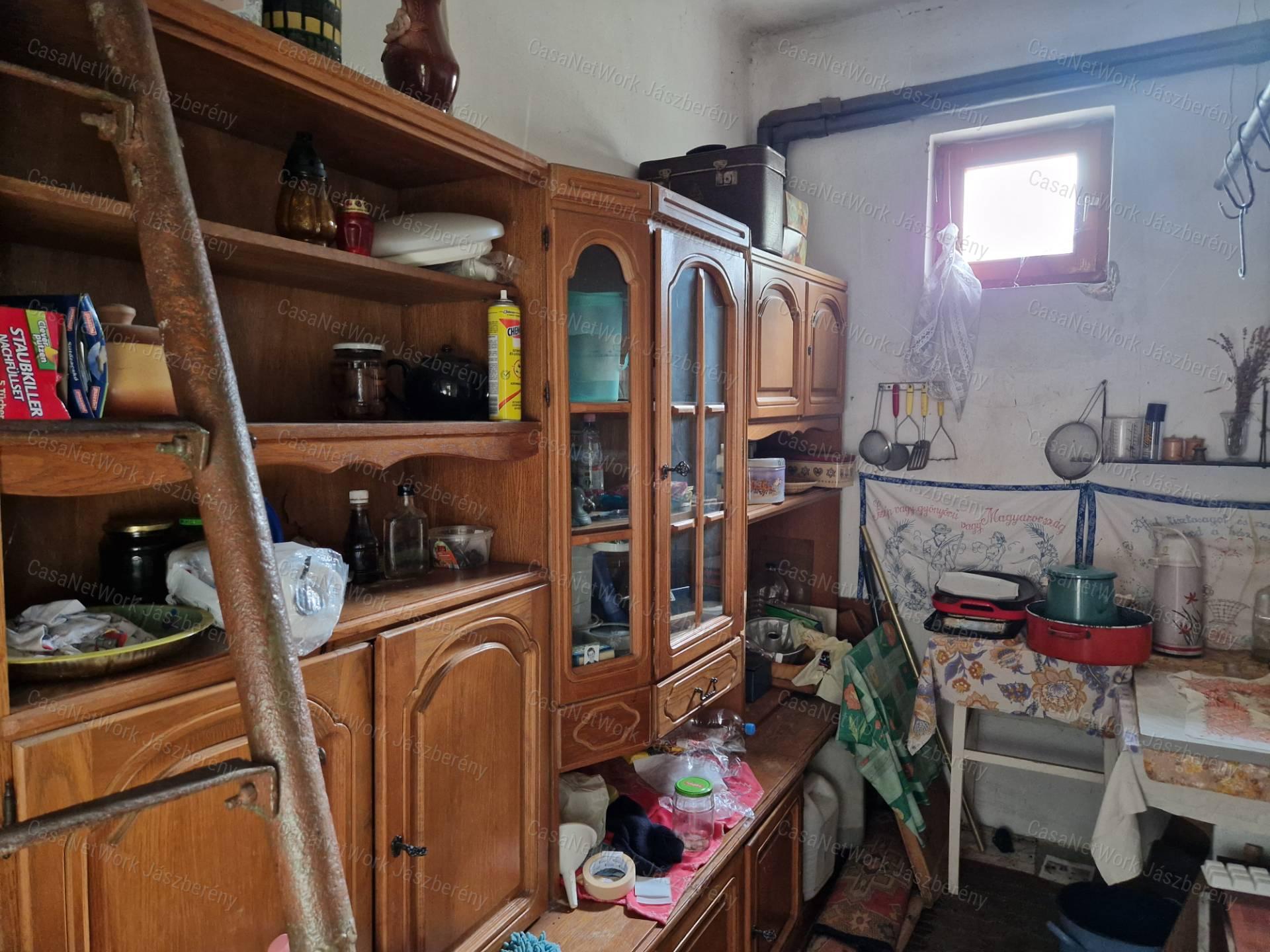 Jászapátin 91 nm-es, tégla építésű, 3 szobás családi ház eladó!