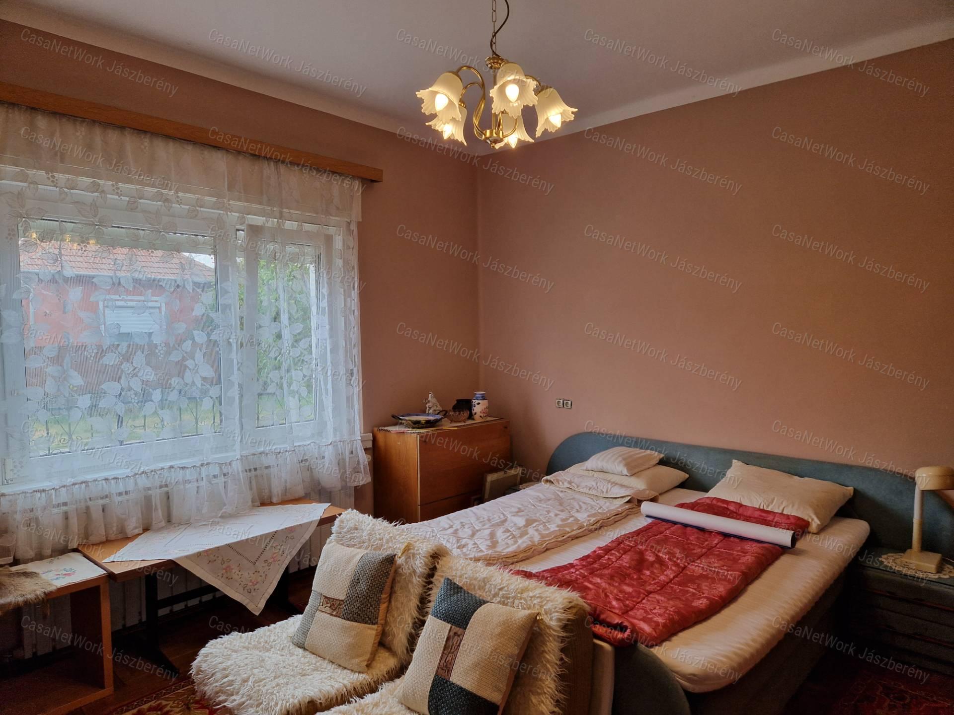 Jászapátin 91 nm-es, tégla építésű, 3 szobás családi ház eladó!