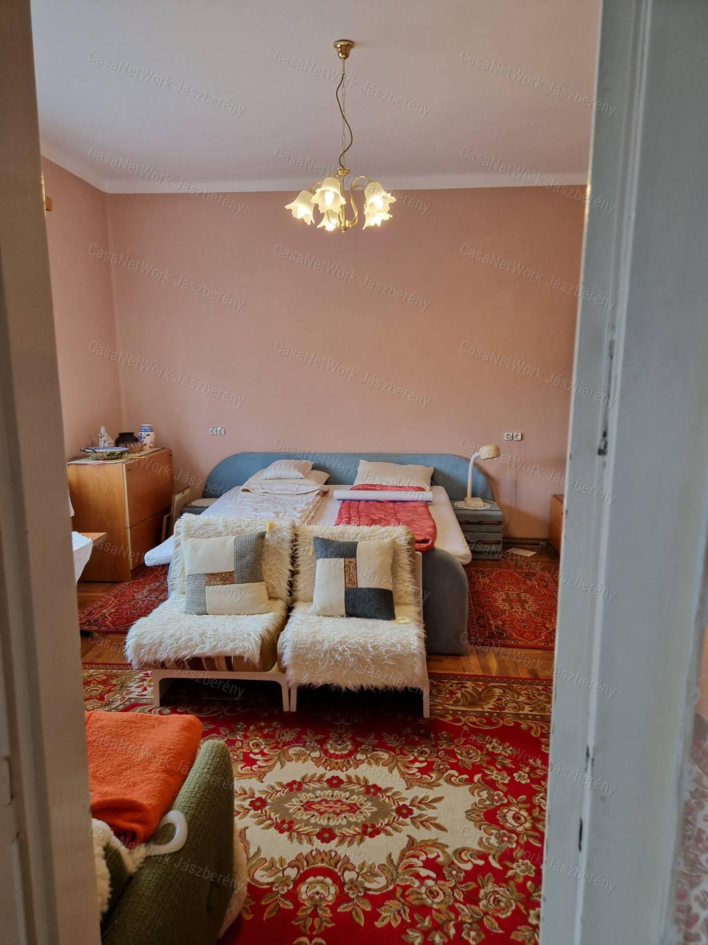 Jászapátin 91 nm-es, tégla építésű, 3 szobás családi ház eladó!