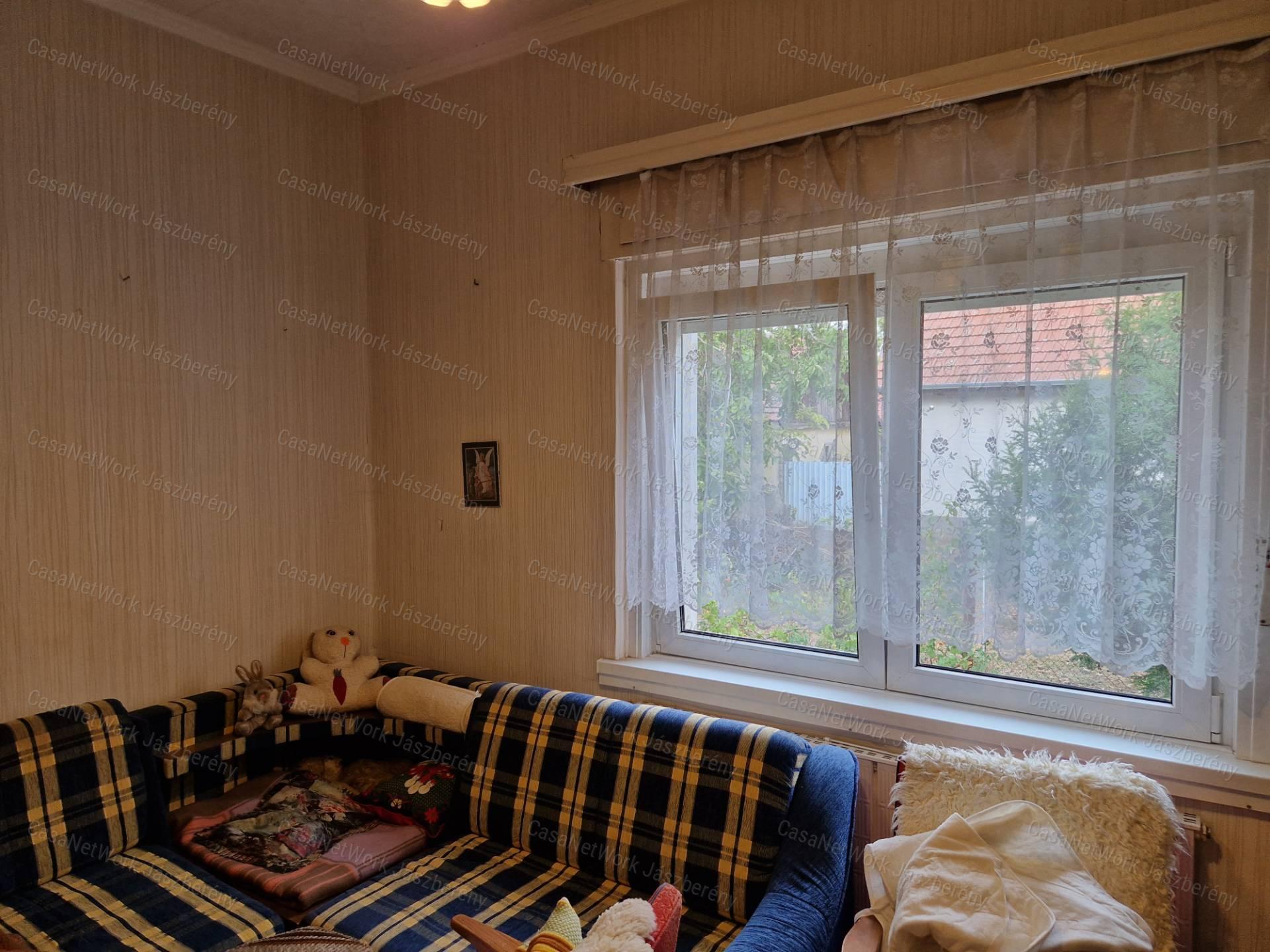 Jászapátin 91 nm-es, tégla építésű, 3 szobás családi ház eladó!