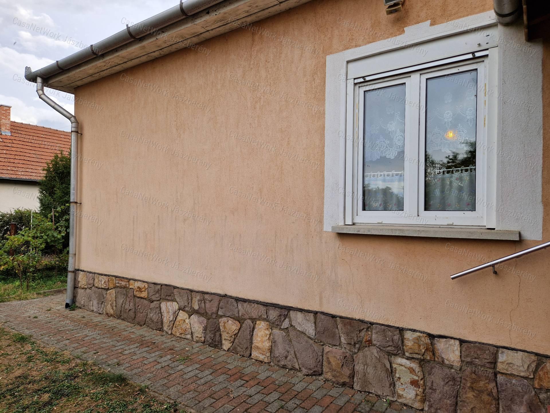 Jászapátin 91 nm-es, tégla építésű, 3 szobás családi ház eladó!